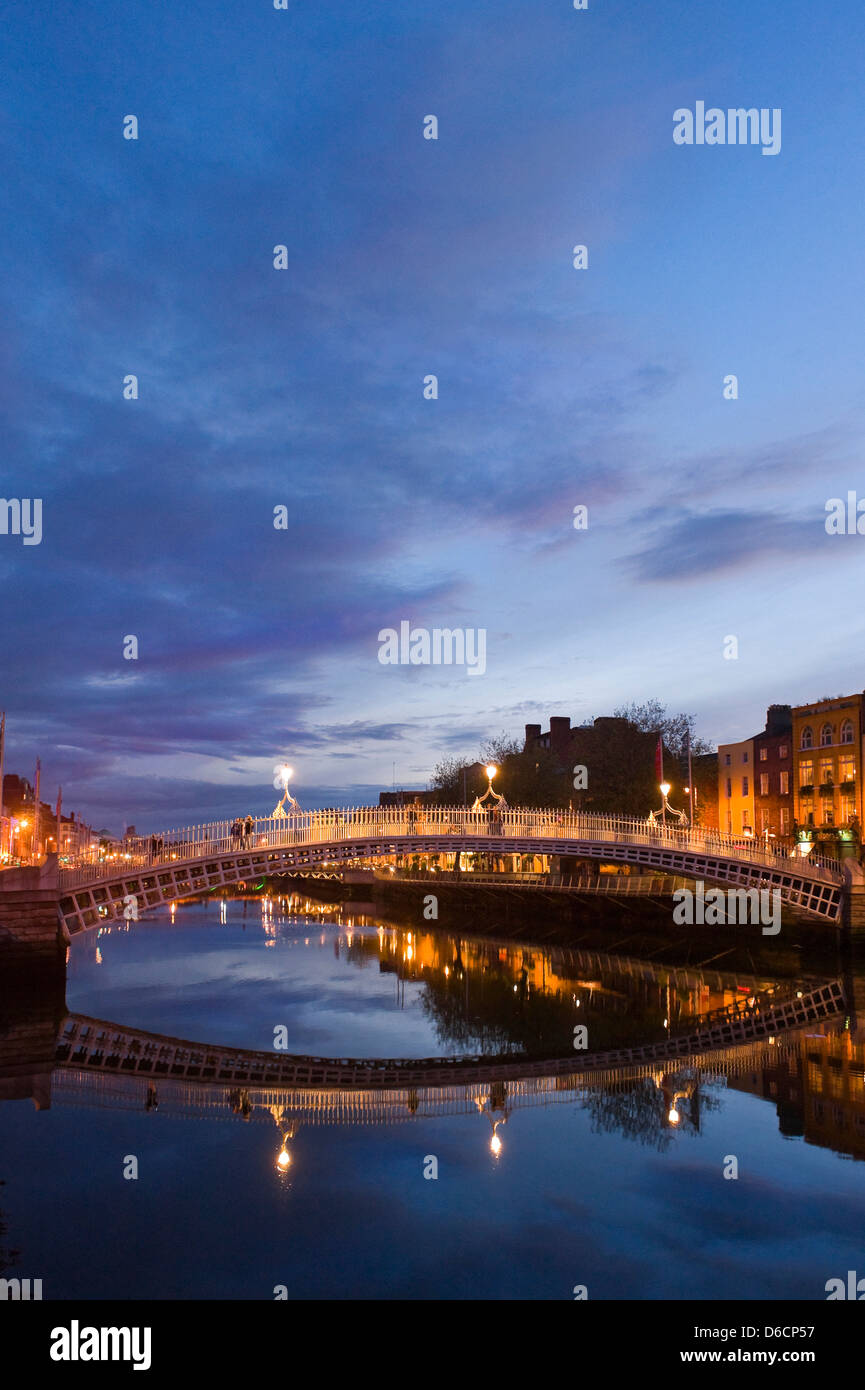 Senkrechten Blick auf die Ha'Penny Brücke aka Droichead Na Leathphingine oder Liffey Brücke in Dublin bei Sonnenuntergang. Stockfoto