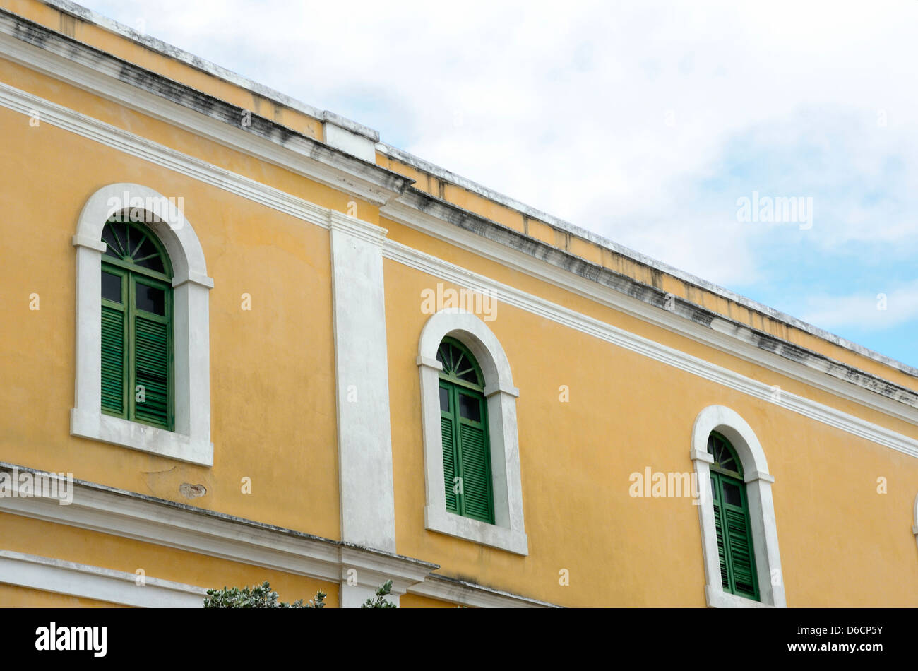 Windows auf gelbe Gebäude der Escuela de Artes Plasticas, Schule für bildende Künste, Old San Juan, Puerto Rico Stockfoto