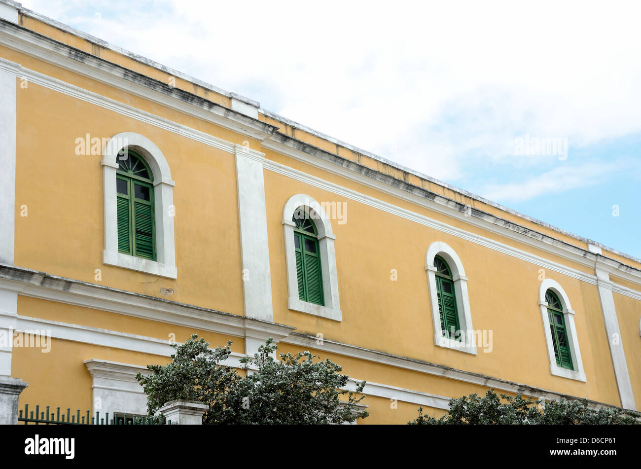 Windows auf gelbe Gebäude der Escuela de Artes Plasticas, Schule für bildende Künste, Old San Juan, Puerto Rico Stockfoto