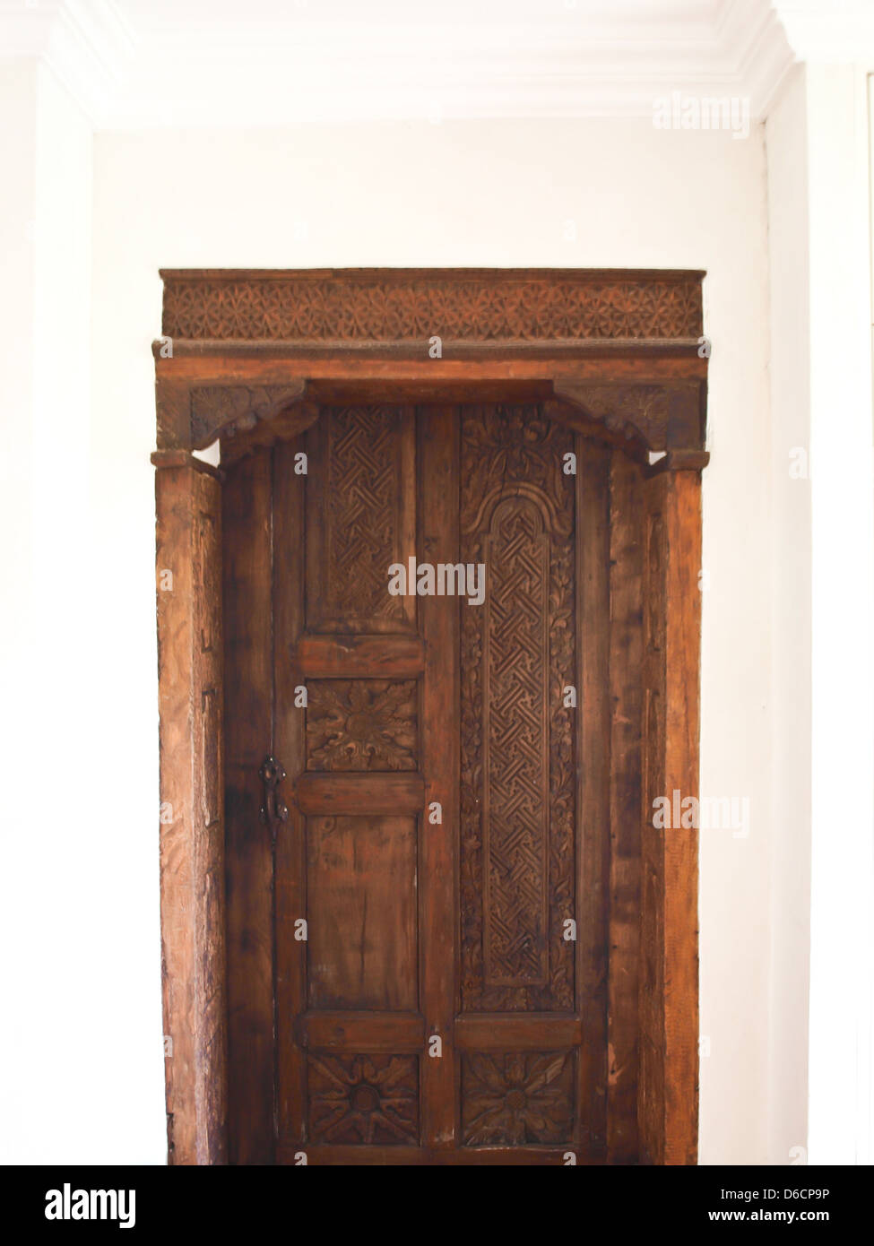 Antiken marokkanischen Stil Holztür auf weißen Wand Stockfoto
