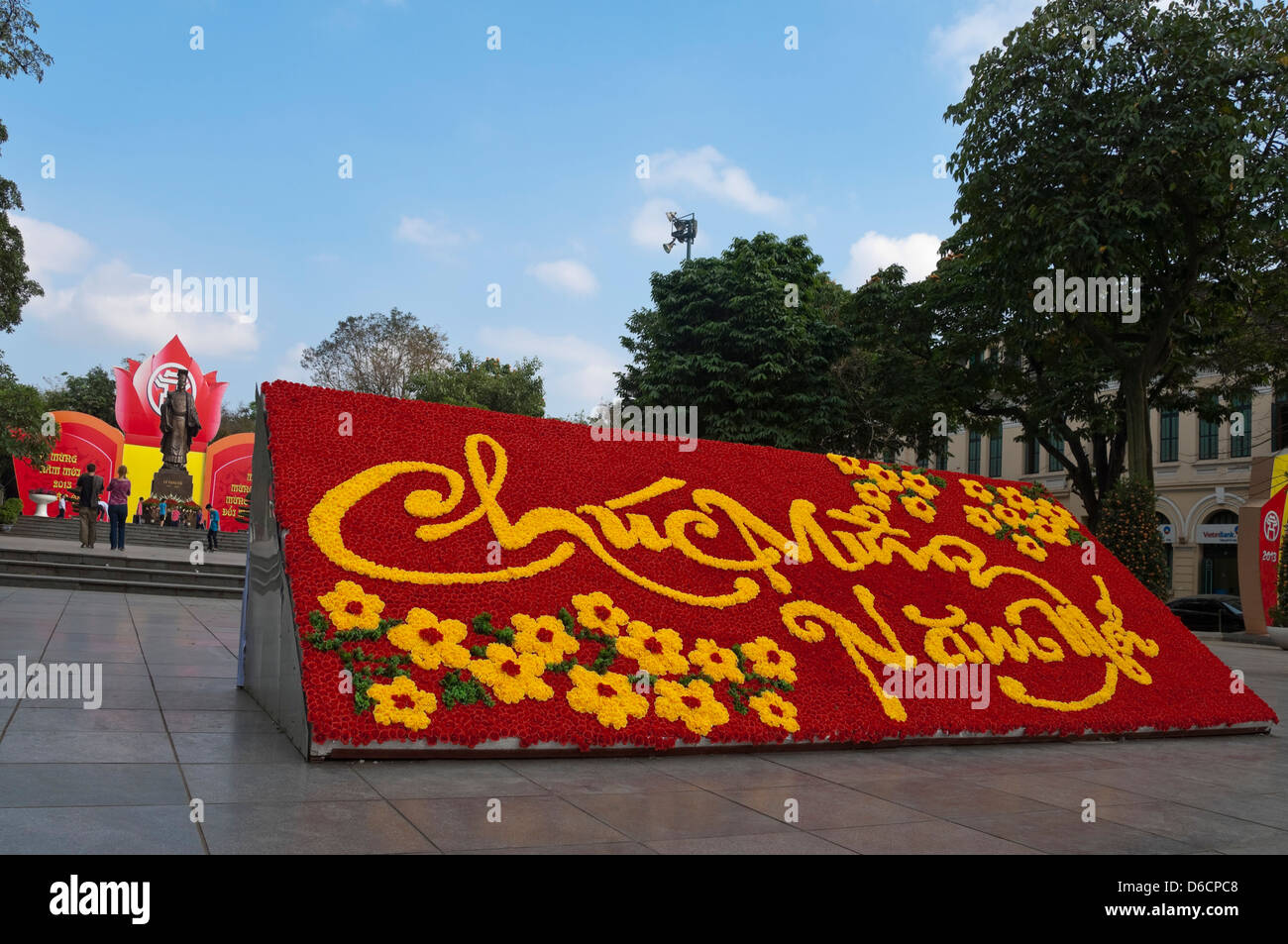 Horizontale Nahaufnahme Blumenschmuck feiert Neujahr, Tet, vor der Statue von Kaiser Lý Thái Tổ aka Lý Công Uẩn wh Stockfoto
