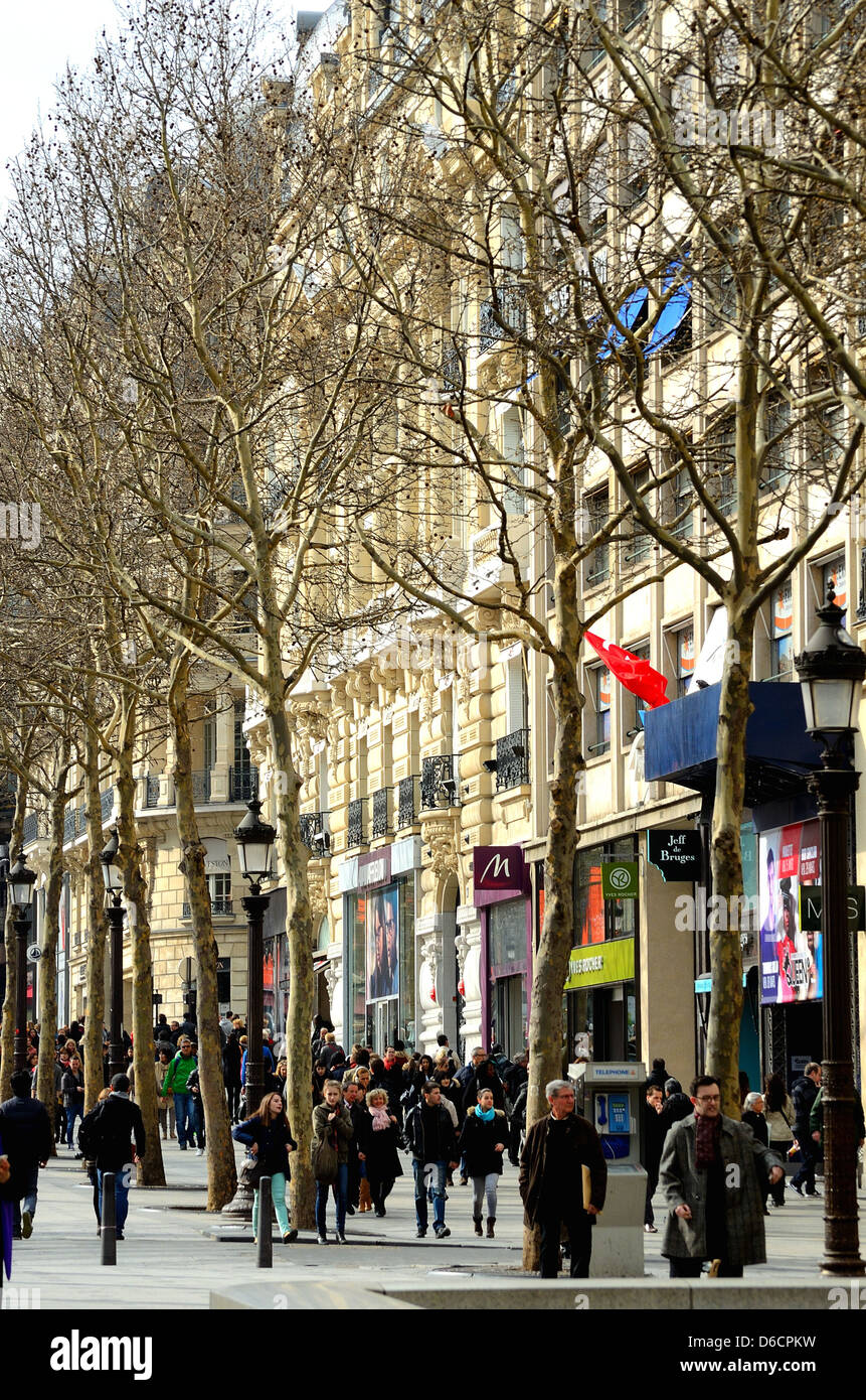 Geschäfte und Menschenmassen auf der Champs-Elysees in Paris Frankreich Stockfoto