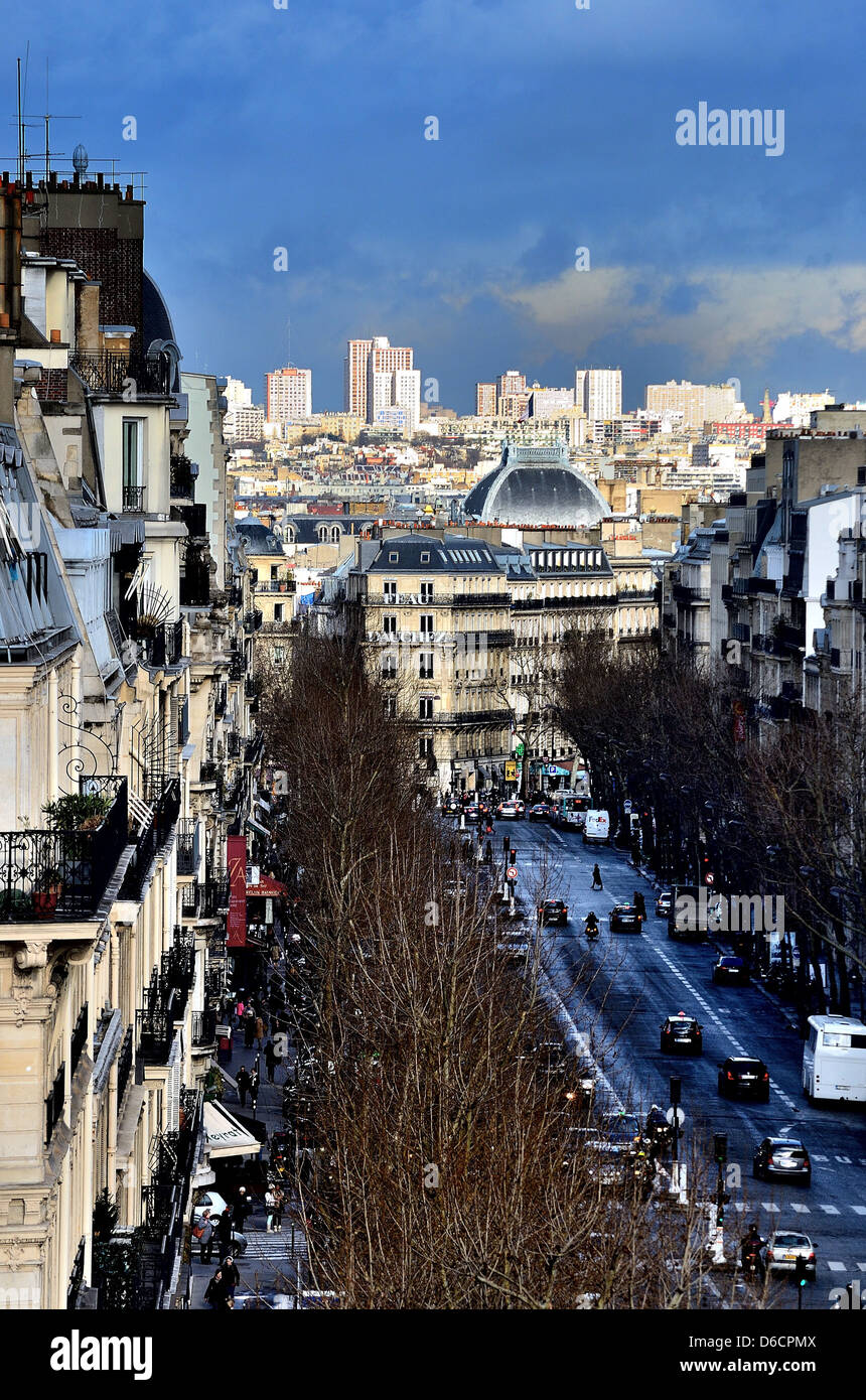 Paris-Stadtbild mit Boulevard Haussmann im Vordergrund, Paris Frankreich Stockfoto