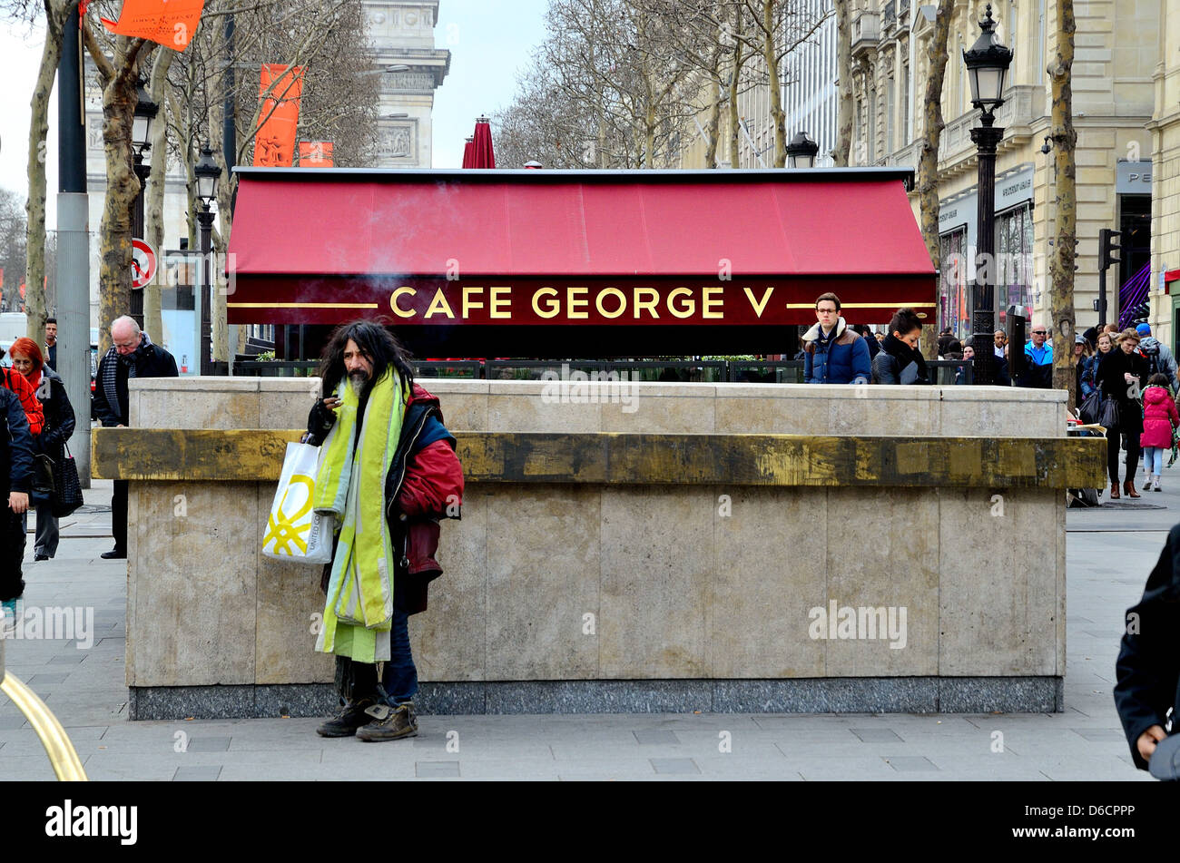Landstreicher auf der Avenue Champs-Elysees in Paris Frankreich Stockfoto