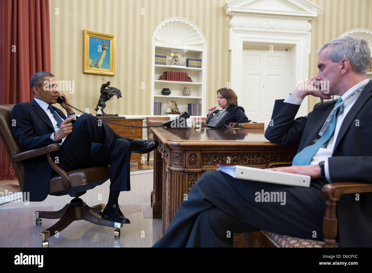 US-Präsident Barack Obama spricht am Telefon mit FBI-Direktor Robert Mueller über die Explosionen, die in Boston im Oval Office des weißen Hauses 15. April 2013 in Washington, DC aufgetreten. Sitzen mit dem Präsidenten sind Lisa Monaco, Assistent des Präsidenten für Homeland Security und Anti-Terror, und Chef des Stabes Denis McDonough. Stockfoto