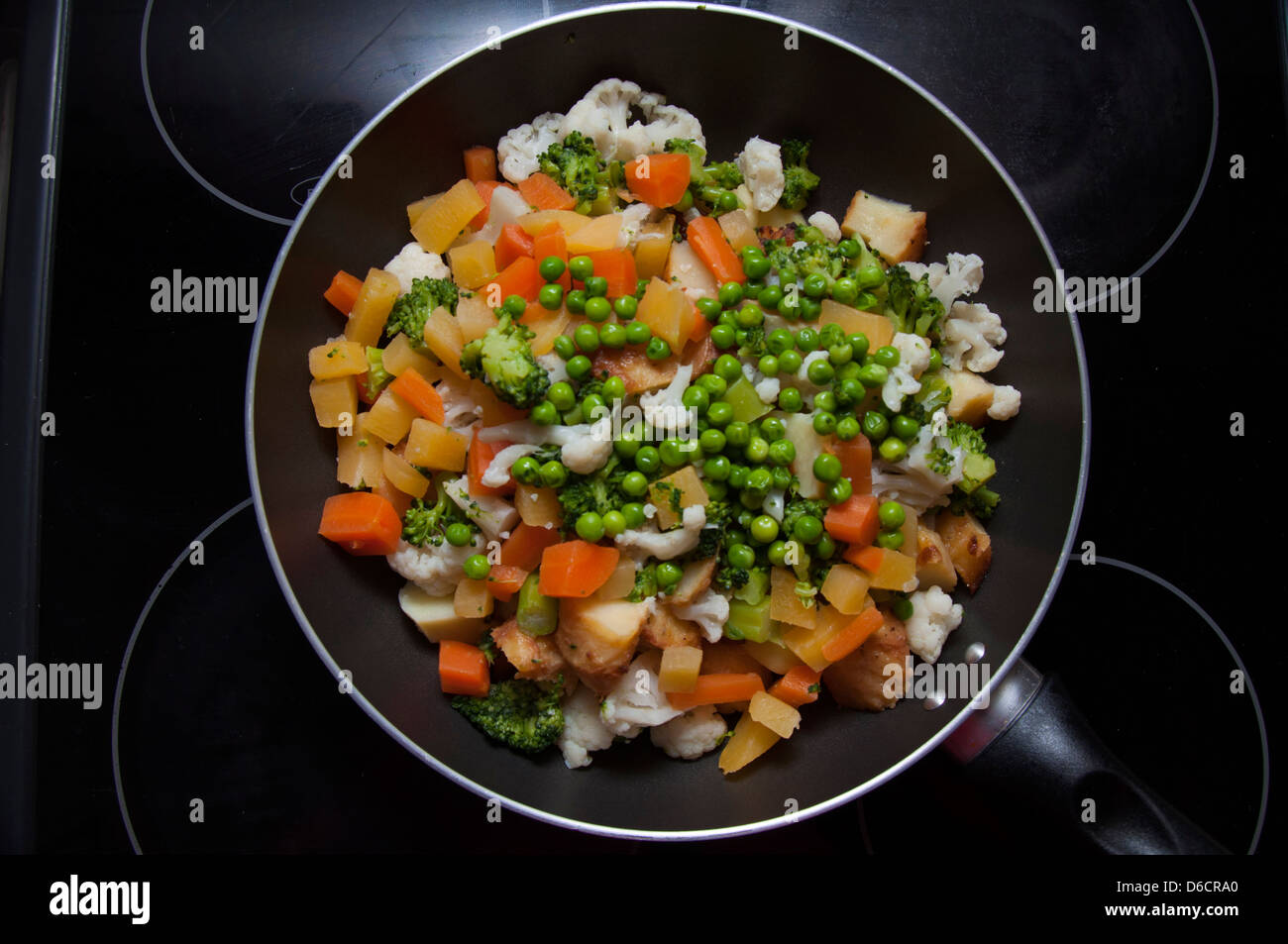 gemischtes Gemüse, links Overs, Braten-Up, "Blase und Squeek", Pfanne, Herd, bereit, bereit für das Kochen, Küche Stockfoto