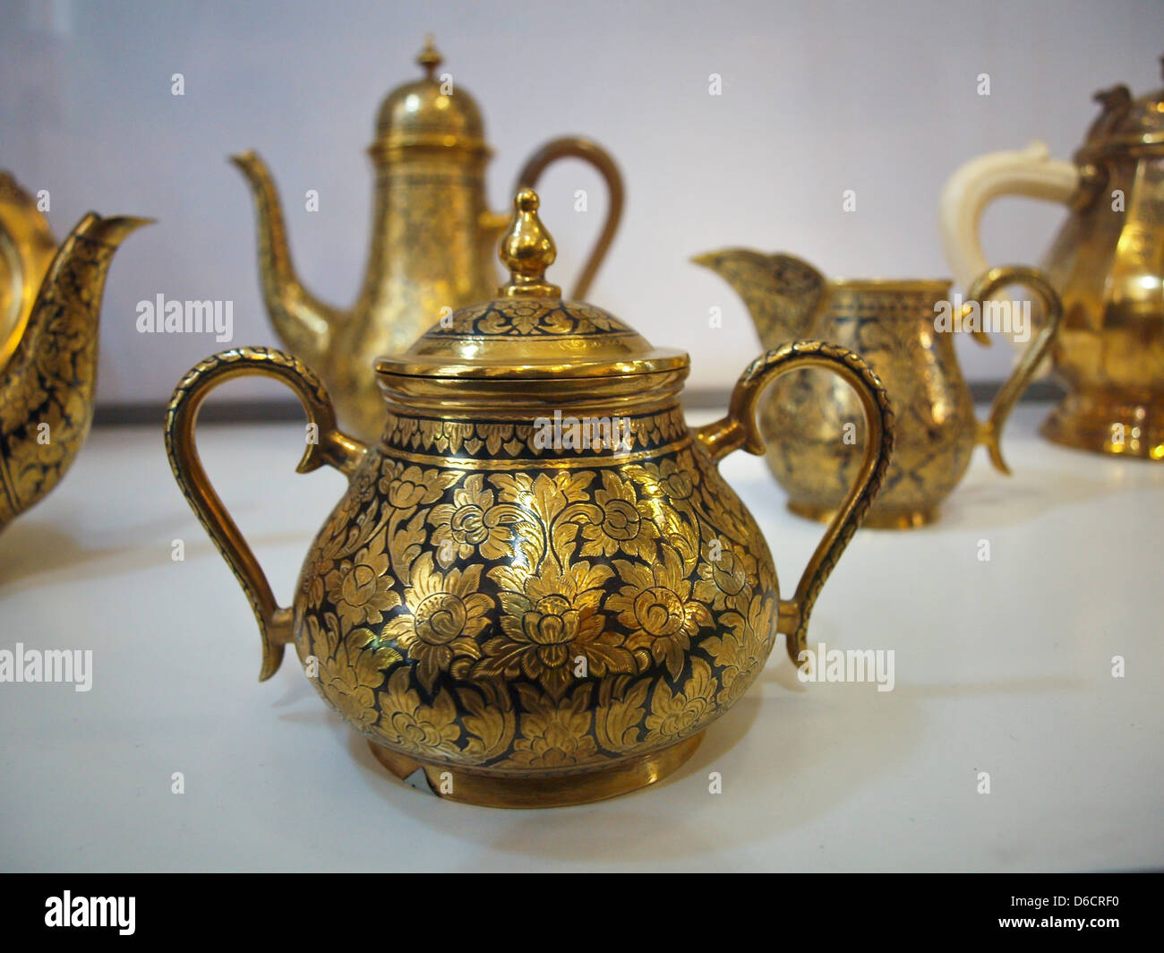 Alte goldene Teekanne mit orientalischen ornament Stockfotografie - Alamy
