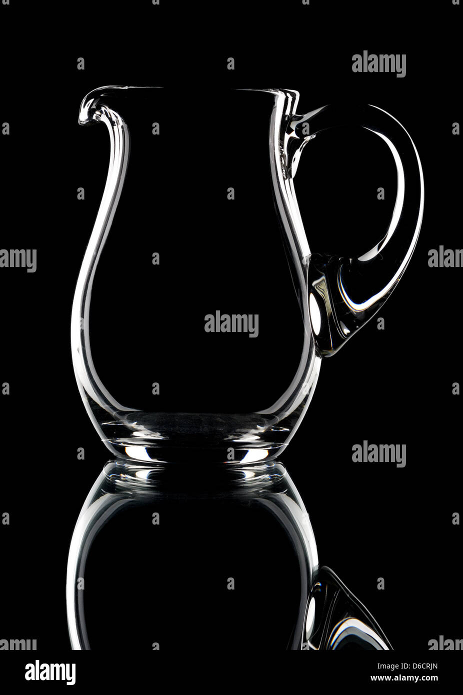 Glaskrug auf schwarzem Hintergrund Stockfoto