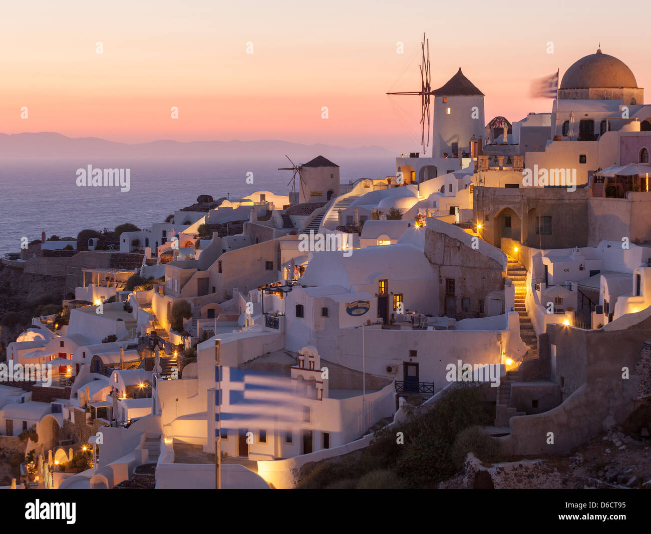 Dorf Oia bei Sonnenuntergang, Santorini, Griechenland Stockfoto