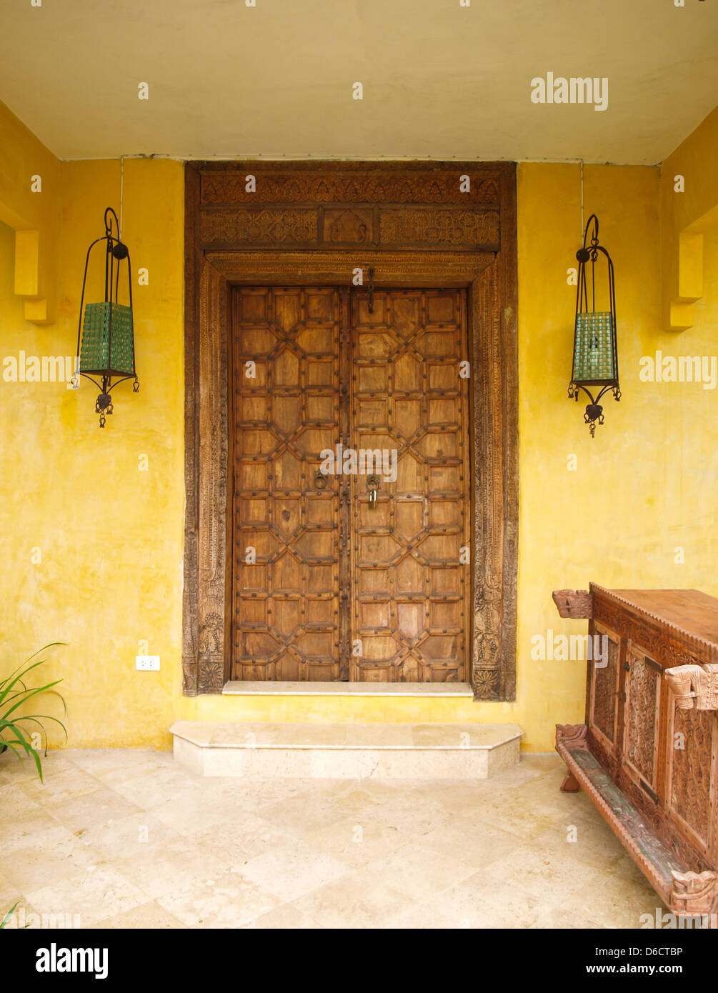 Antiken marokkanischen Stil Holztür auf gelbe Wand Stockfoto
