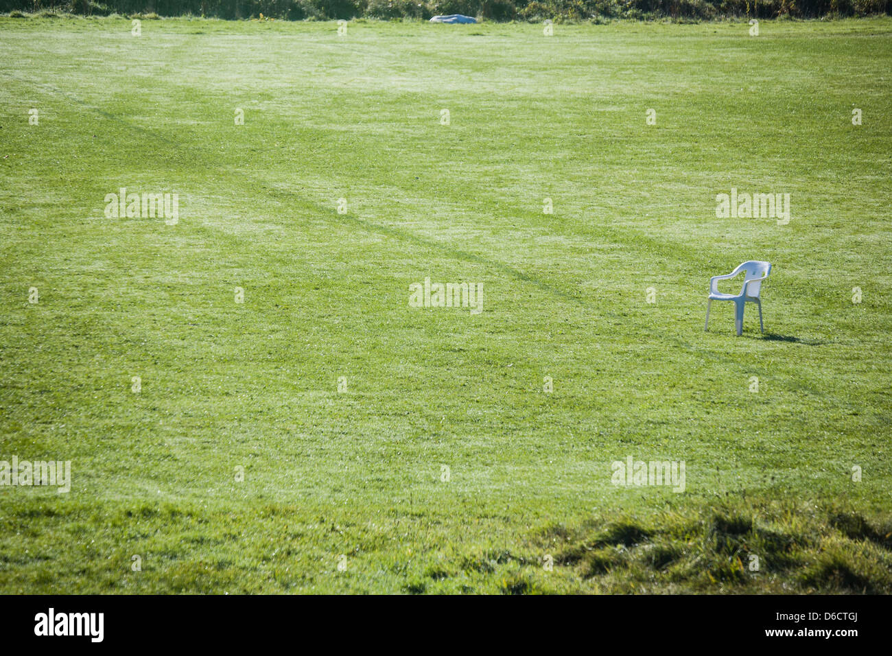 Leere Spielfeld mit einem weißen Plastikstuhl auf der rechten Seite. Raum, Einsamkeit, Einsamkeit, Ruhe, Ruhe, sport Stockfoto