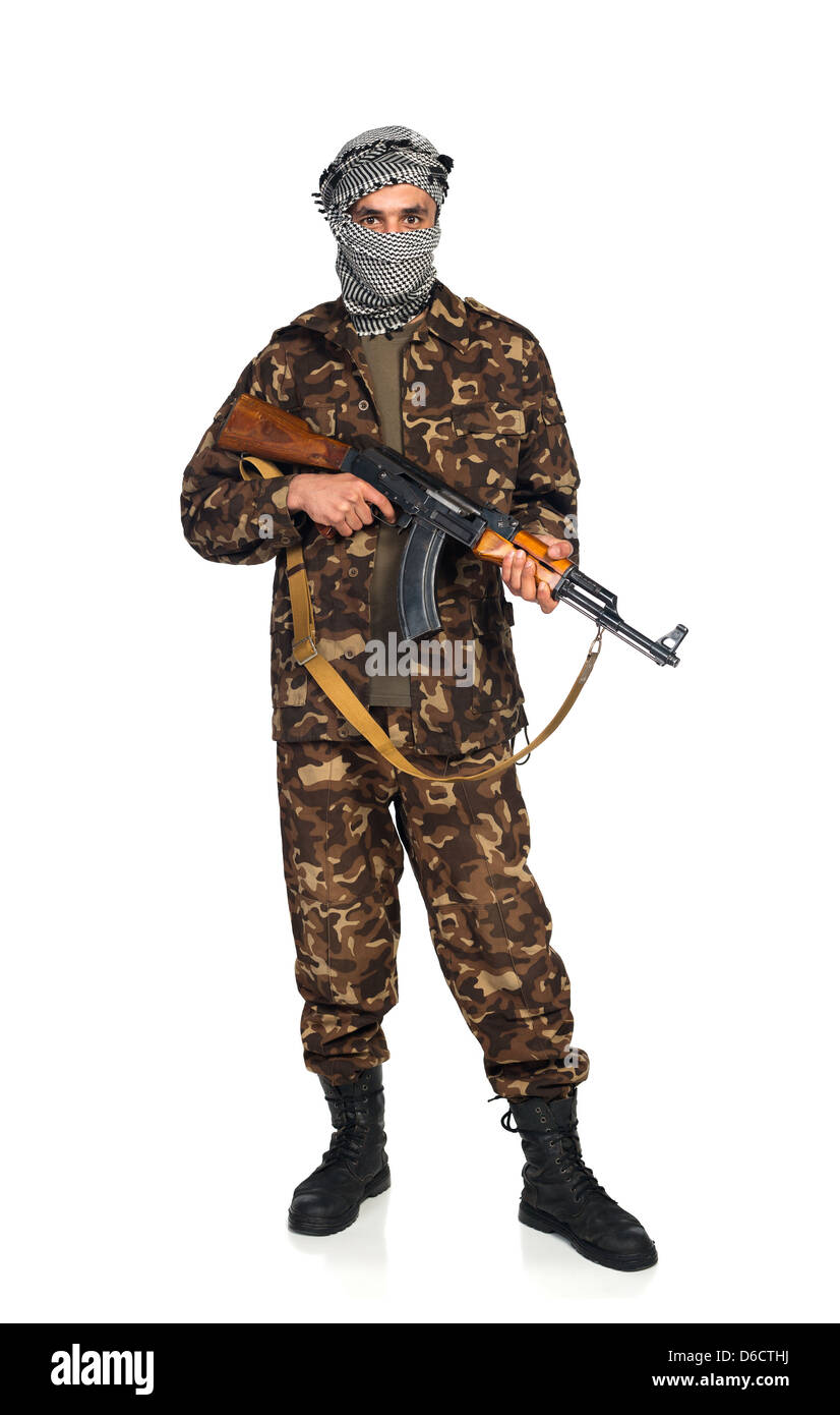 Terroristischen arabischen Nationalität im Tarnanzug und Keffiyeh mit automatischen Gewehr auf weißem Hintergrund mit Reflexion Stockfoto
