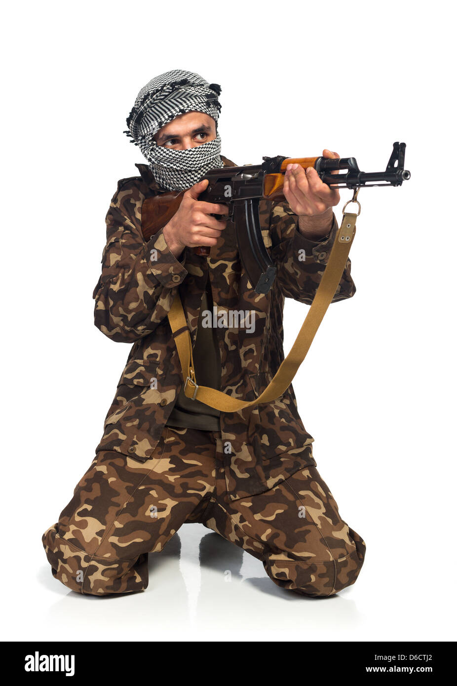 Terroristischen arabischen Nationalität im Tarnanzug und Keffiyeh mit automatischen Gewehr auf weißem Hintergrund mit Reflexion Stockfoto
