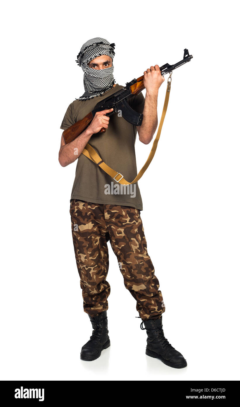 Terroristischen arabischen Nationalität im Tarnanzug und Keffiyeh mit automatischen Gewehr auf weißem Hintergrund mit Reflexion Stockfoto