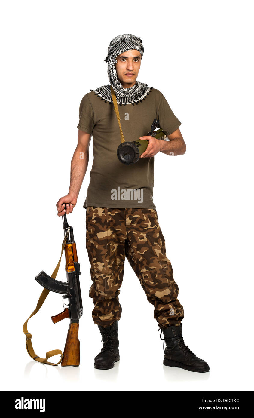 Terroristischen arabischen Nationalität im Tarnanzug und Keffiyeh mit automatische Pistole und Launcher auf weißem Hintergrund mit Reflexion Stockfoto