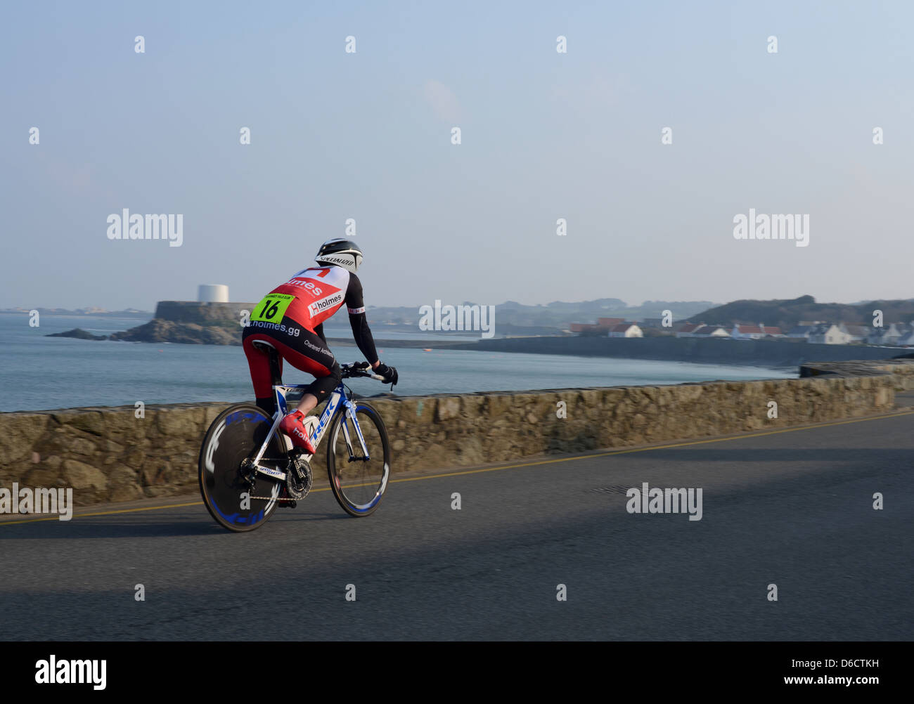 Ein Mann, Radfahren in einer zeitgesteuerten Straßenrennen auf Guernsey, Channel Islands Stockfoto