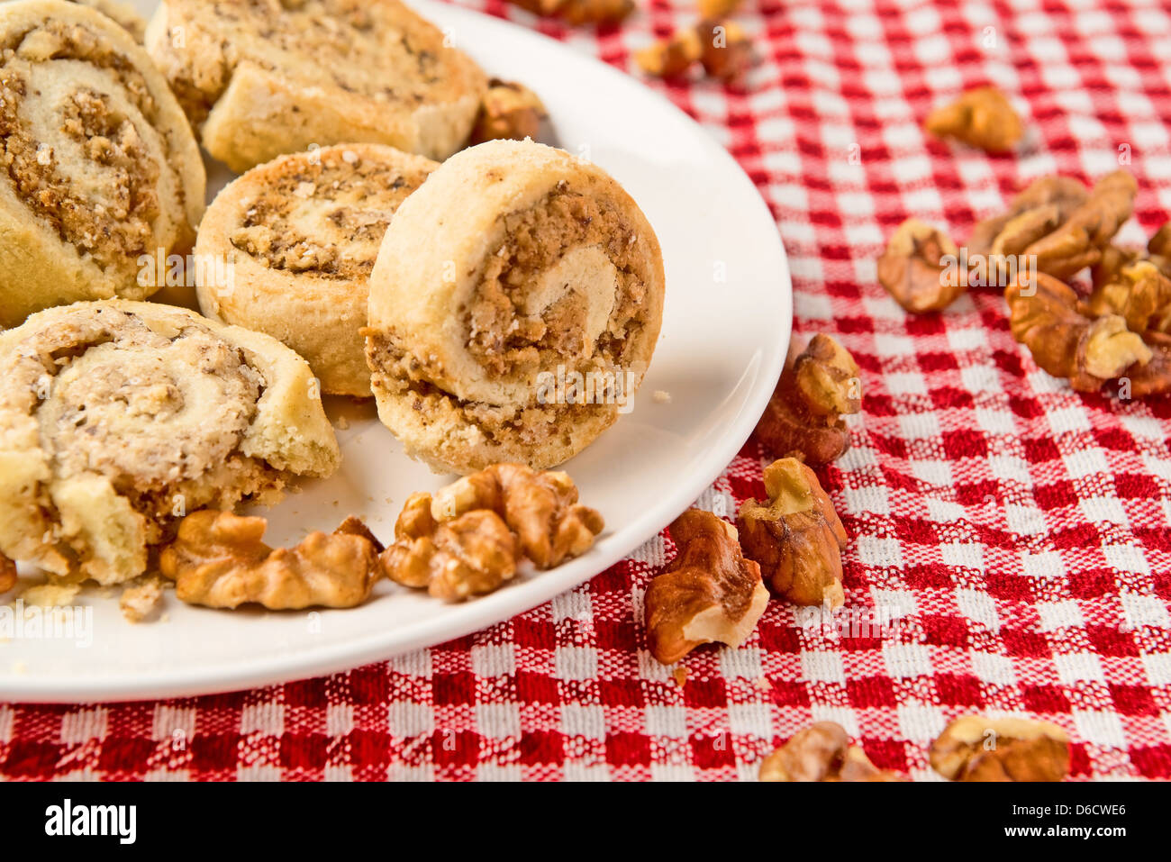 Walnuss Cookies auf einem weißen Teller, leckere Nachspeise. Stockfoto