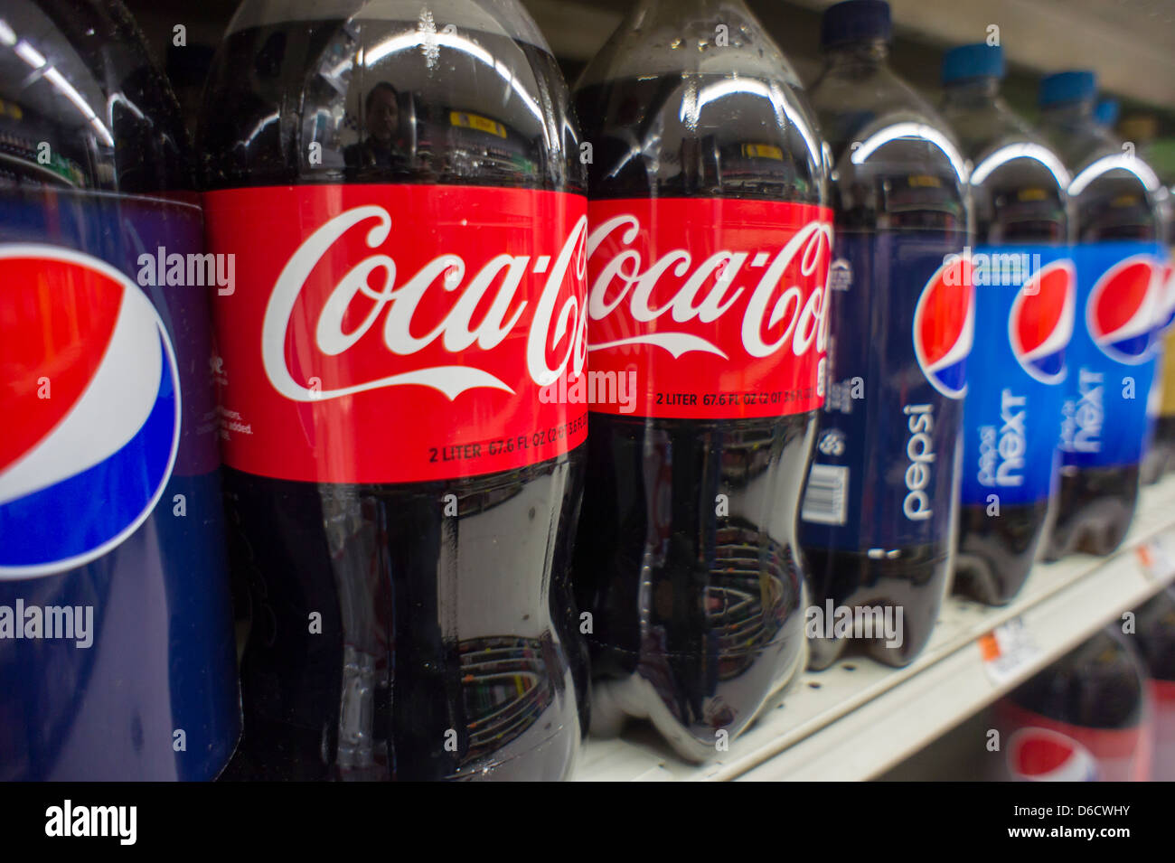Flaschen von Pepsi-Cola und Coca-Cola auf einem Supermarktregal am Donnerstag, 11. April 2013 in New York. (© Richard B. Levine) Stockfoto