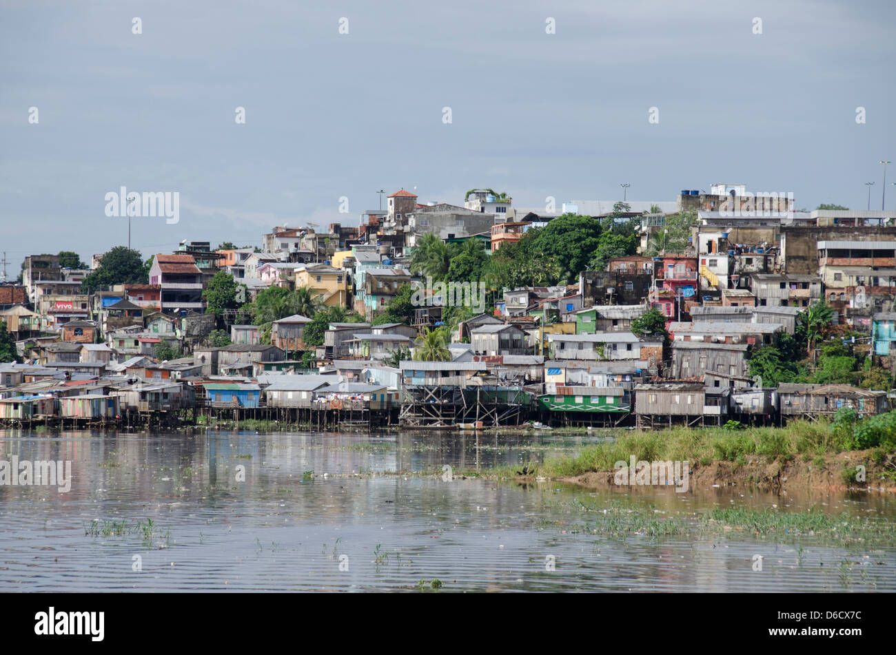 Brasilien, Amazonas, Manaus. Traditionelle Fischerdorf mit gestelzten Holzhäusern entlang der Uferpromenade. Stockfoto