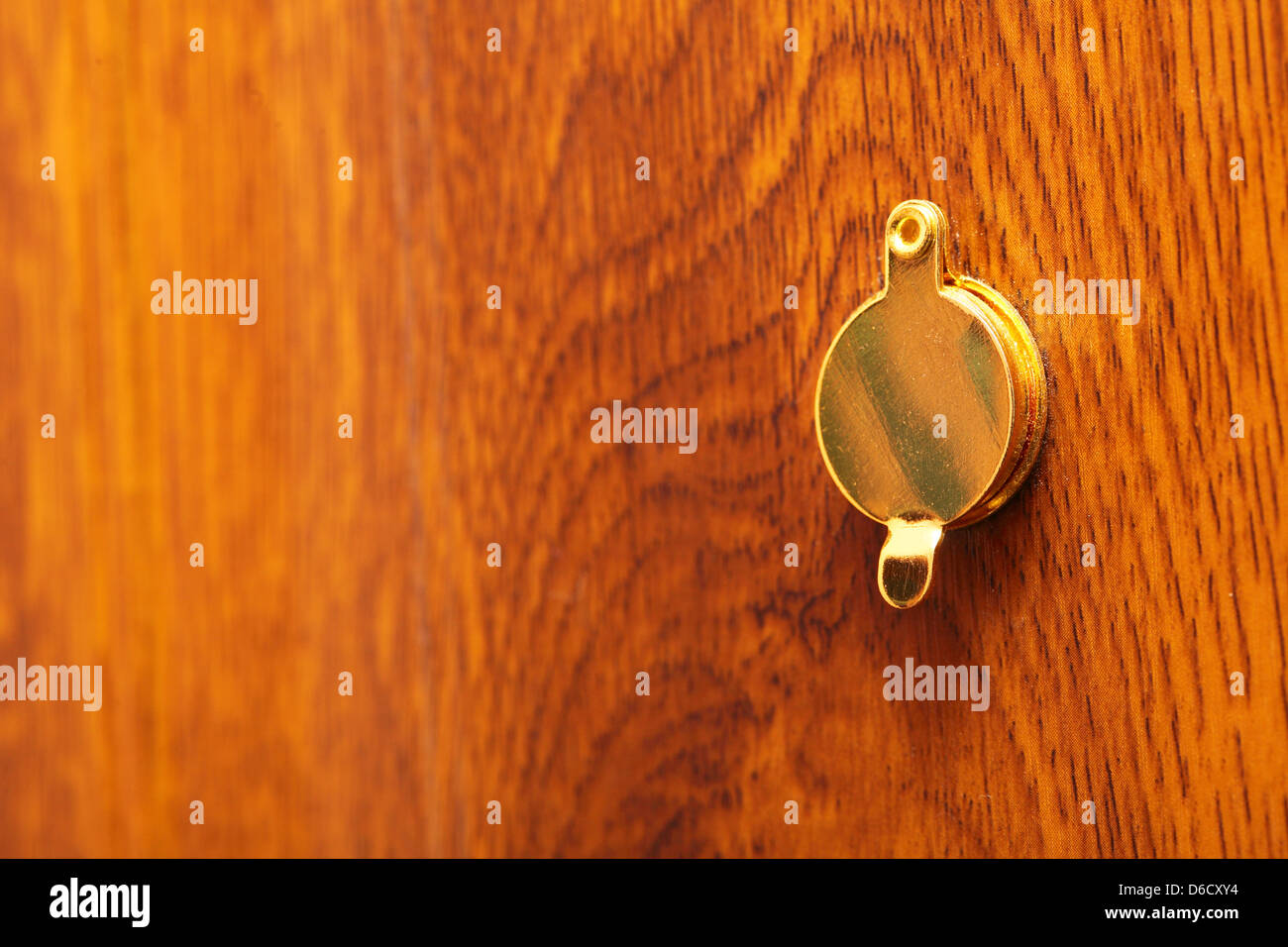 Guckloch auf Holztür Stockfoto