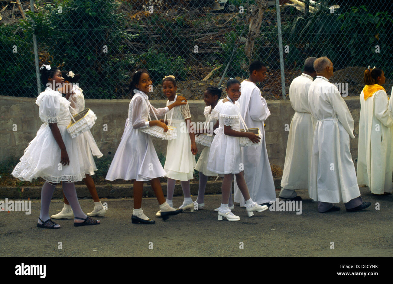 Scarborough-Tobago-Mädchen In weiß gekleidet, während der Fronleichnamsprozession Stockfoto