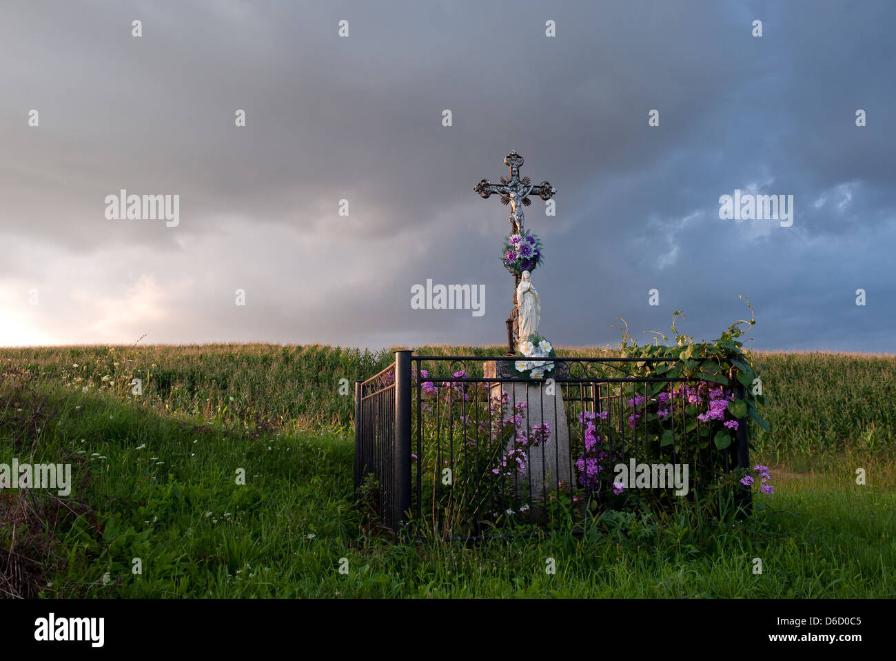 Tachty, Slowakei, geschmückt Statue mit Kreuz auf dem Weg Stockfoto
