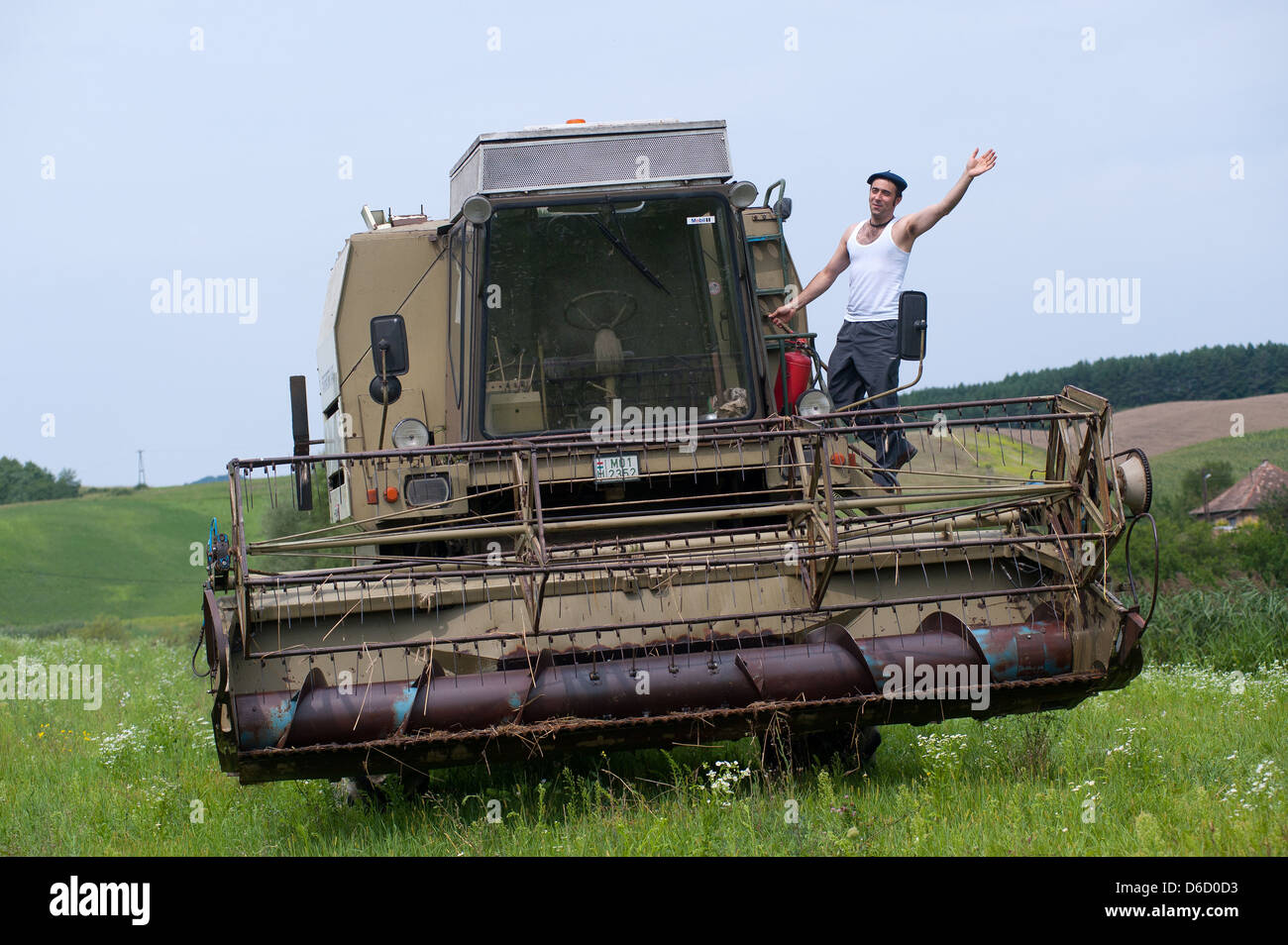 Cered, Ungarn, ein Mann mit einem Mähdrescher im Feld Stockfoto