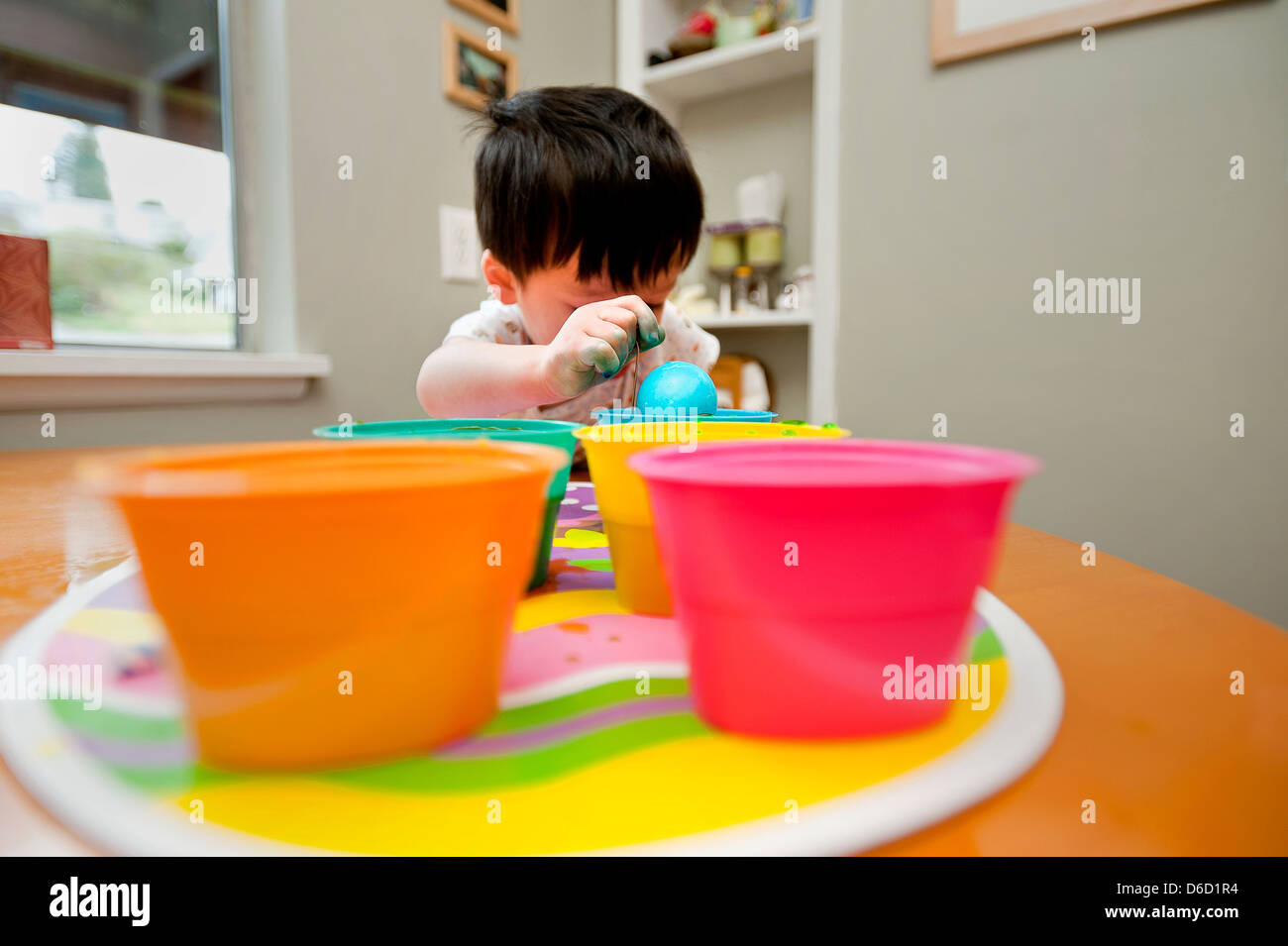 Kleinkind Dekoration Osterei. Stockfoto