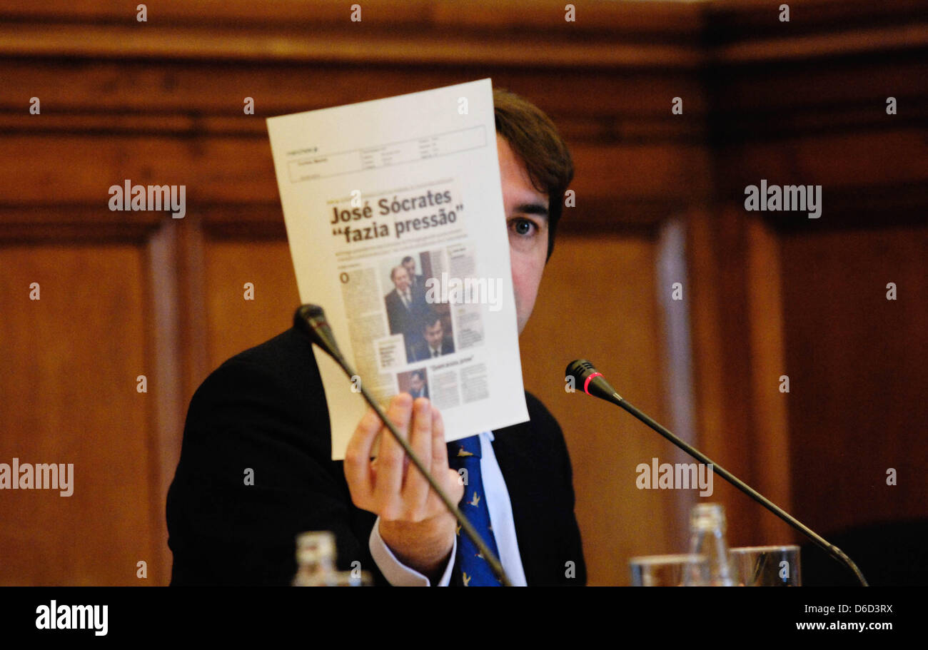 Lissabon Portugal 16. April 2013 Nuno Encarnação, Mitglied der Sozialdemokratischen Partei (PSD) in Frage gestellt Paulo Campos auf eine, die eine Nachricht in der Zeitung hatte, ob es wahr sei, dass der ehemalige Premierminister José Socrates Druck auf Präsident Straßen von Portugal war, um die Arbeit schneller zu erledigen. Paulo Campos verweigert die Nachrichten und zeigen, wo diese Nachricht über die Lobbyarbeit ist aufgefordert, der Titel des Papiers in Druck spricht aber dann sagt nichts im Kontext, ist ein gefälschter Titel sagt Paulo Campos... Stockfoto