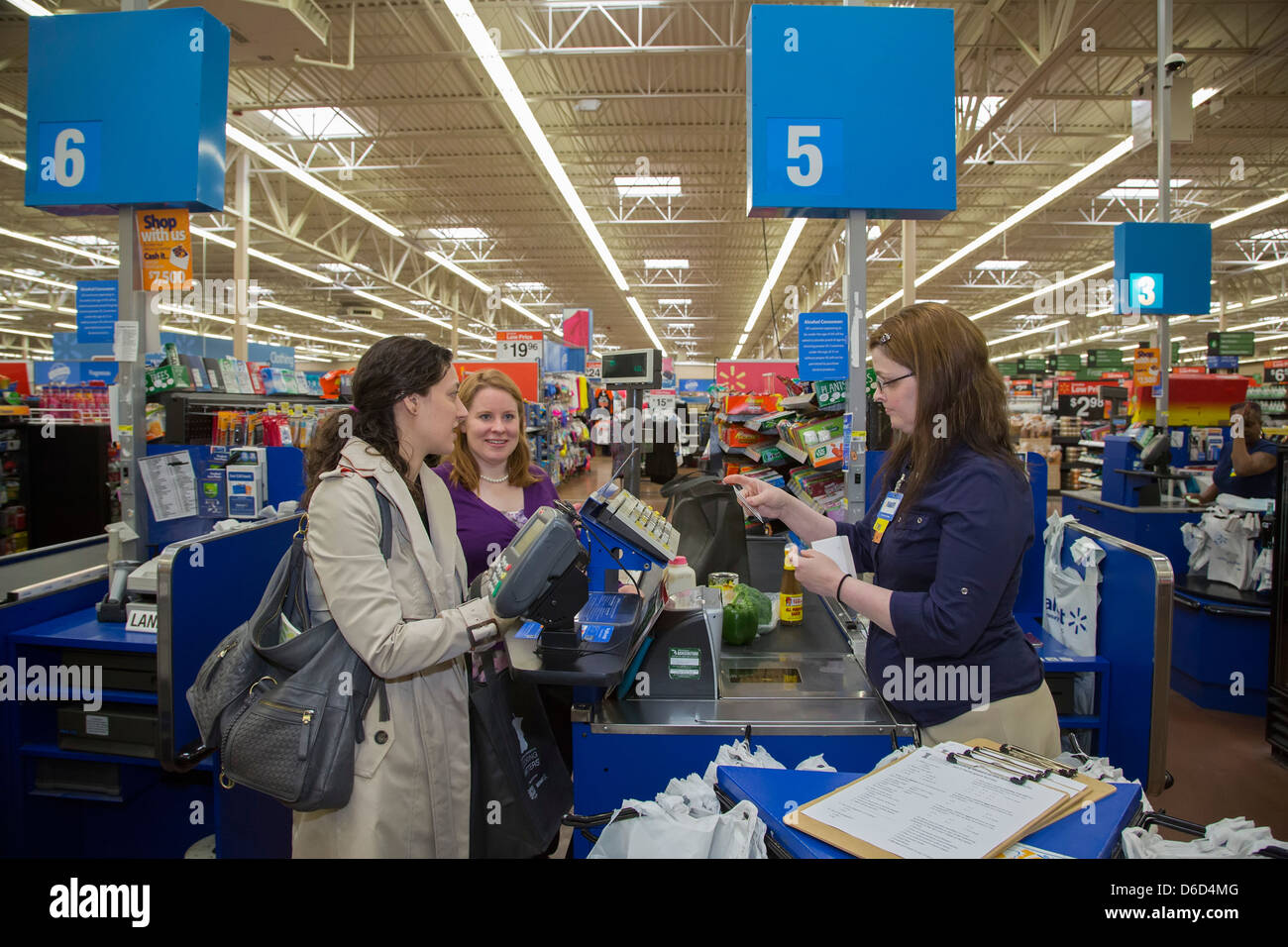 Sterling Heights, Michigan - Mitarbeiter eine Arbeitskraft eine Kasse-Gasse in einem Walmart-Geschäft. Stockfoto