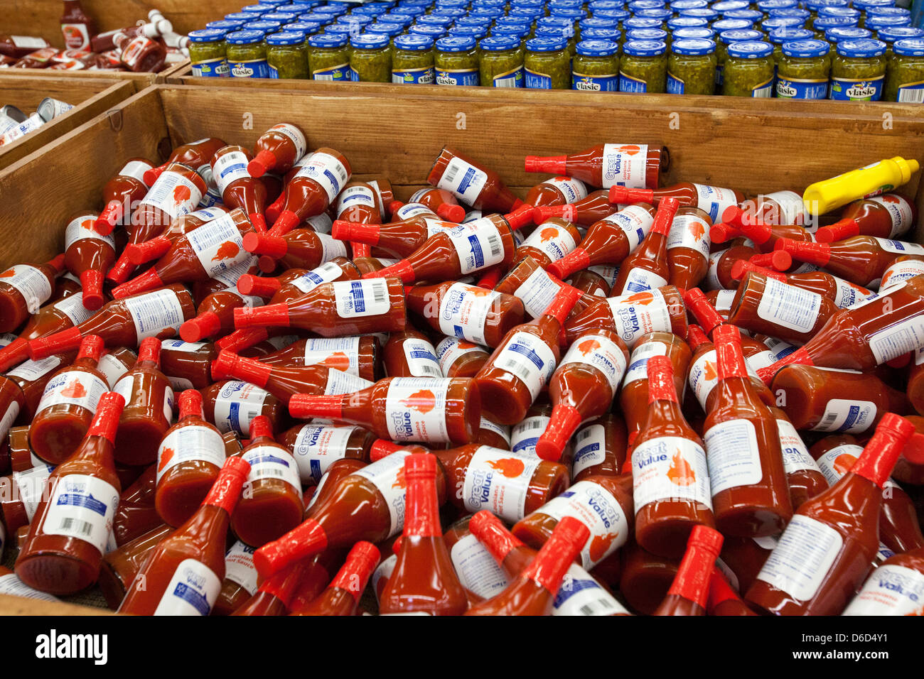 Sterling Heights, Michigan - heiße Soße auf Verkauf im Lebensmittelgeschäft Abschnitt eines Walmart-Store. Stockfoto