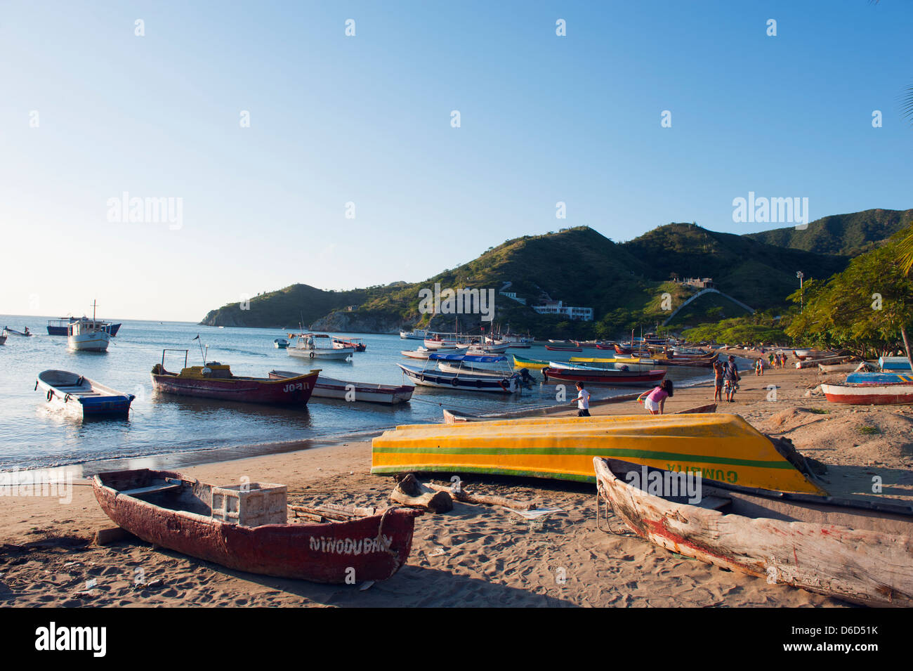 Angelboote/Fischerboote in Taganga Bay, Karibikküste, Kolumbien, Südamerika Stockfoto