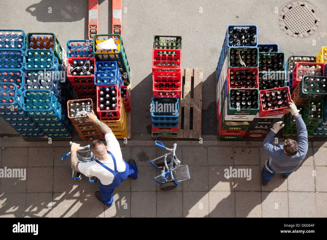 Berlin, Deutschland, liefern zwei Männer Getraenkekisten Stockfoto