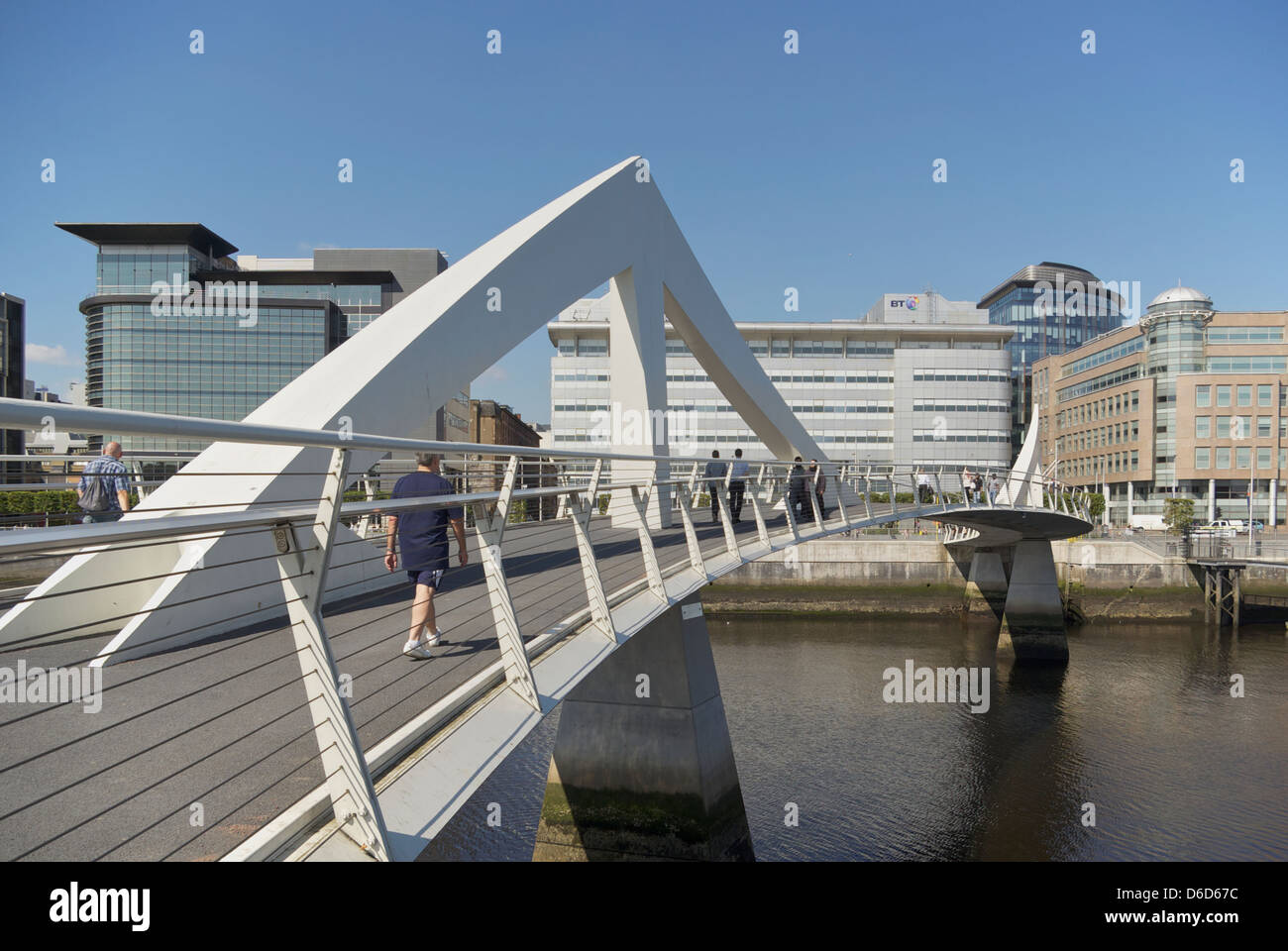 Fußgängerbrücke über den Fluss Clyde in Glasgow, bekannt als die Wellenlinie Brücke Stockfoto