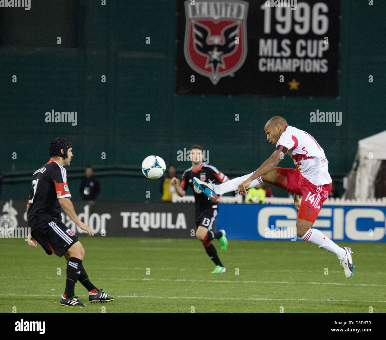 13. April 2013 NY4 New York Red Bulls nach vorn Thierry Henry (14) Henry steuert den Ball. Henry erzielt das 1. Tor. Stockfoto