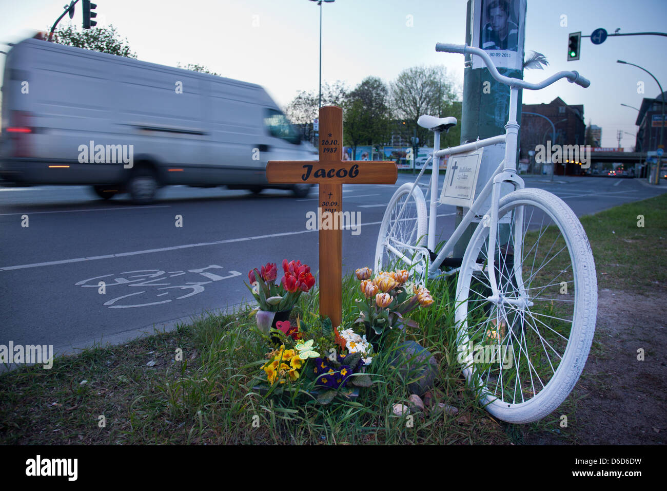 Berlin, Deutschland, Kreuz und ein Fahrrad Radfahrer Todesfälle Stockfoto