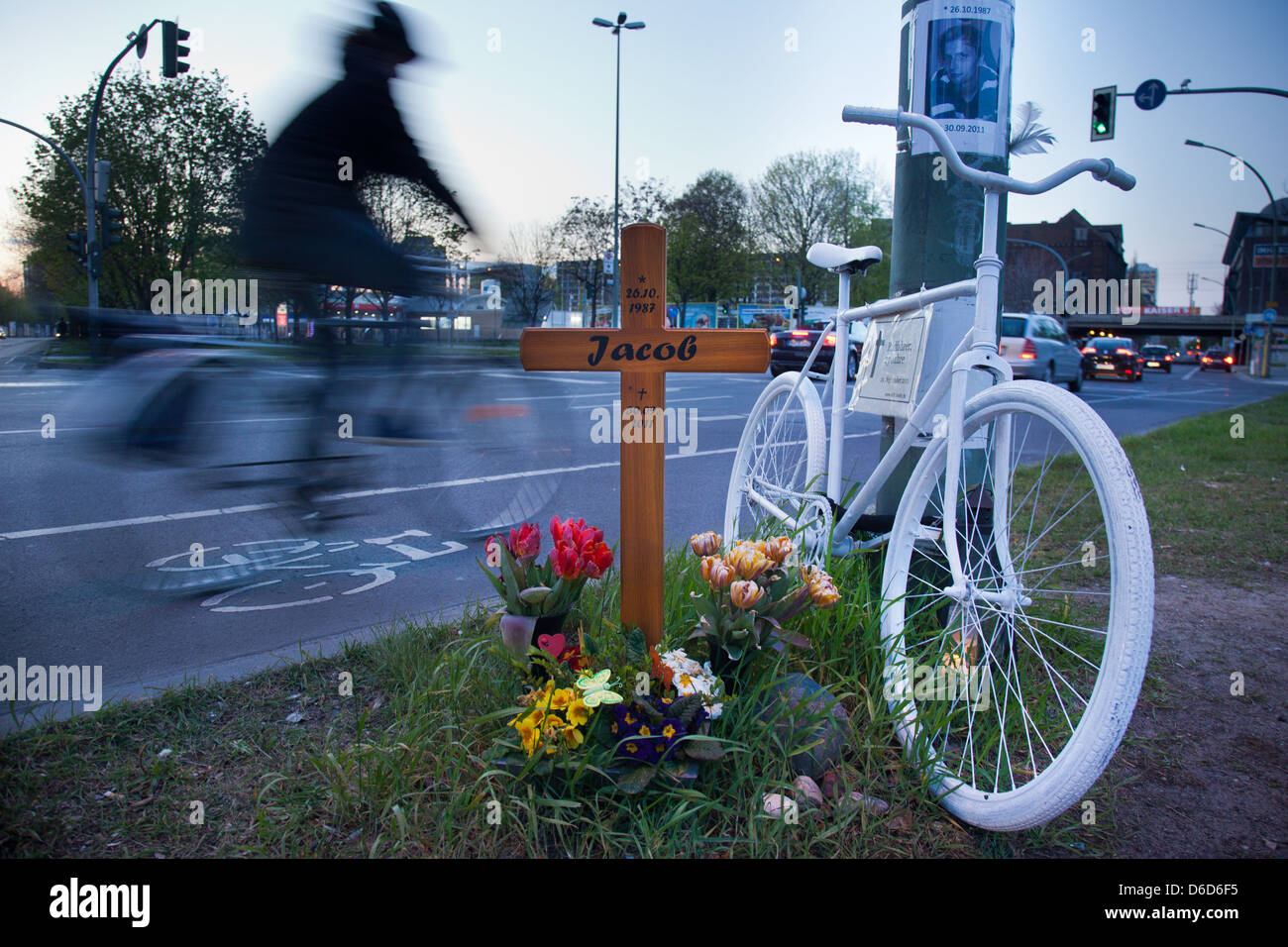 Berlin, Deutschland, Kreuz und ein Fahrrad Radfahrer Todesfälle Stockfoto