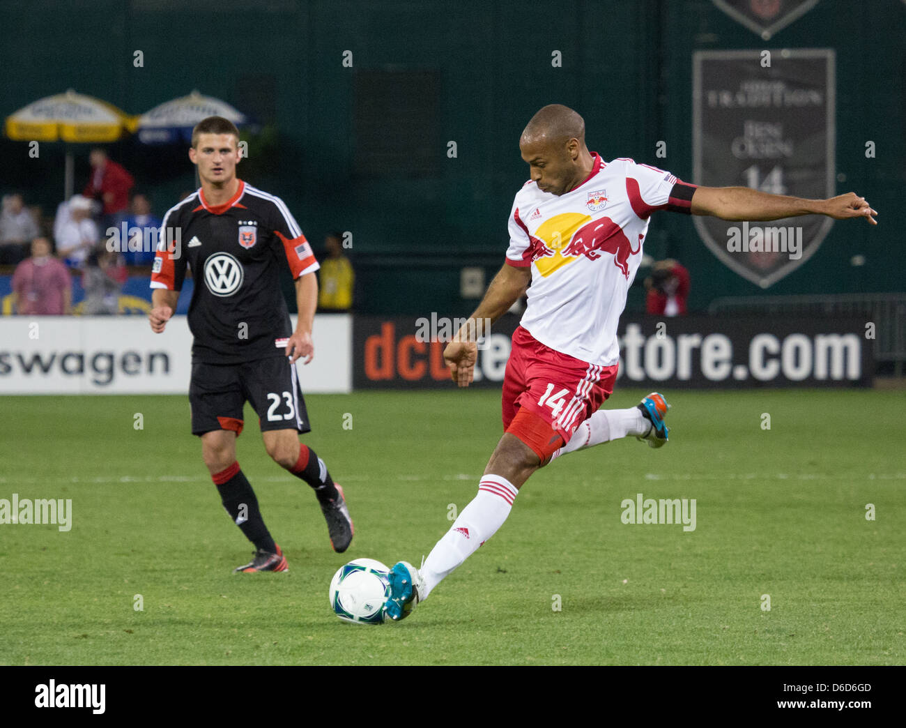 13. April 2013 setzt NY4 New York Red Bulls nach vorn Thierry Henry (14) Henry, um den Ball im Feld Ziel den Ball zu schießen. Stockfoto