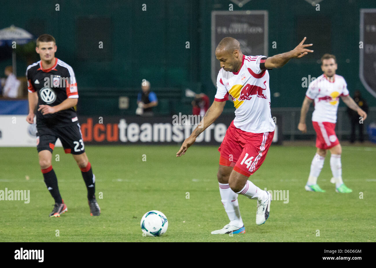 13. April 2013 setzt NY4 New York Red Bulls nach vorn Thierry Henry (14) Henry, um den Ball im Feld Ziel den Ball zu schießen. Stockfoto