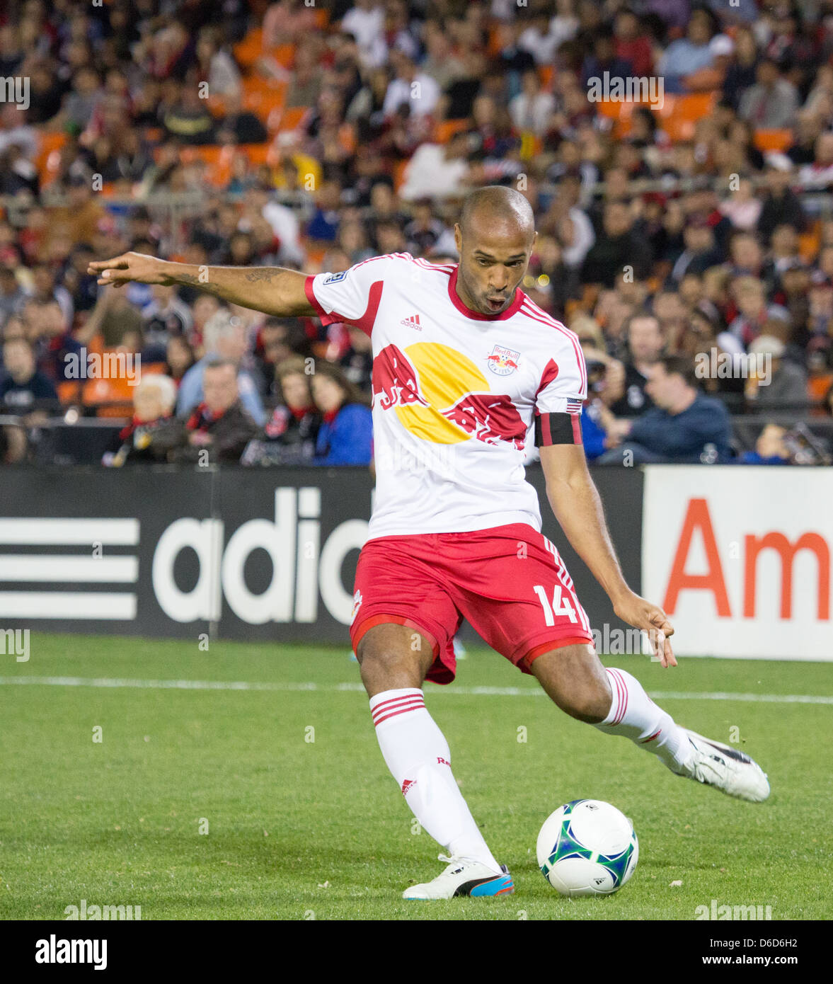 13. April 2013 setzt NY4 New York Red Bulls nach vorn Thierry Henry (14) Henry, um den Ball in das Ziel-Feld zu überqueren. Stockfoto