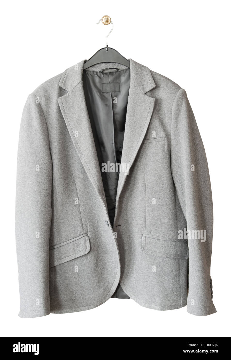 Die alte graue Jacke hängt auf einem Kleiderbügel Stockfoto