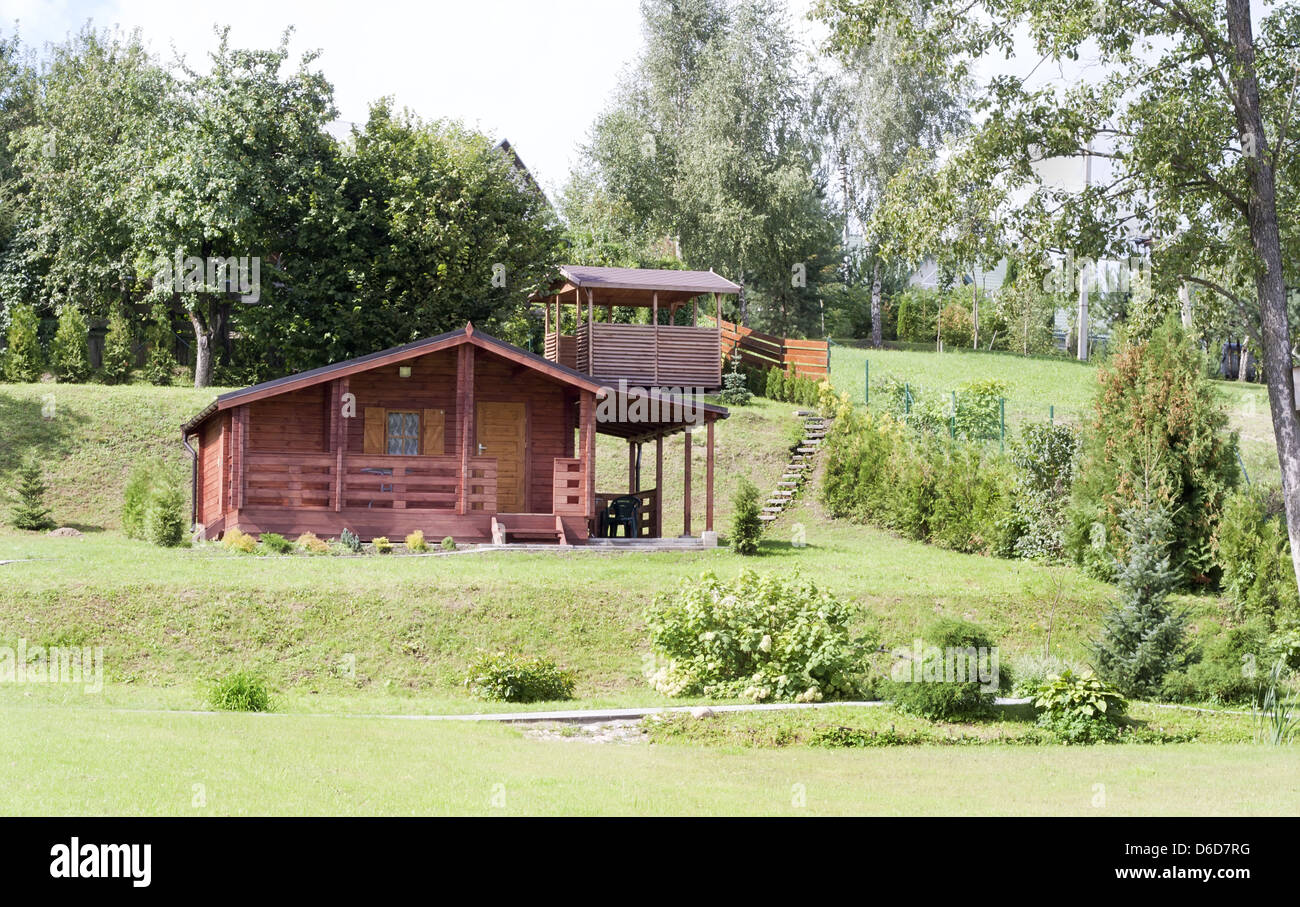 Grüner Rasen und selbstgebauten Häuschen Stockfoto