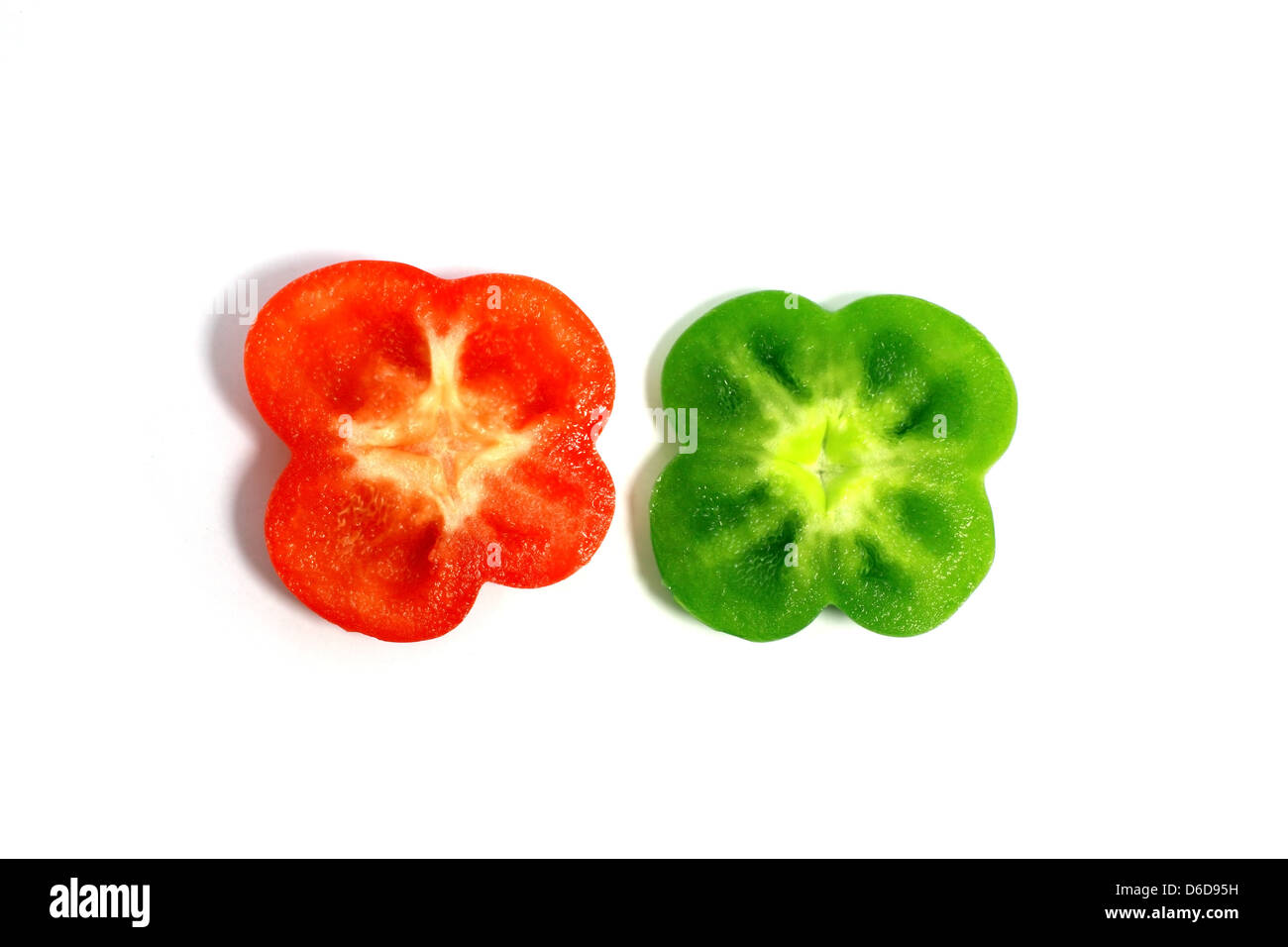 Schneiden Sie grüne und rote Paprika Stockfoto