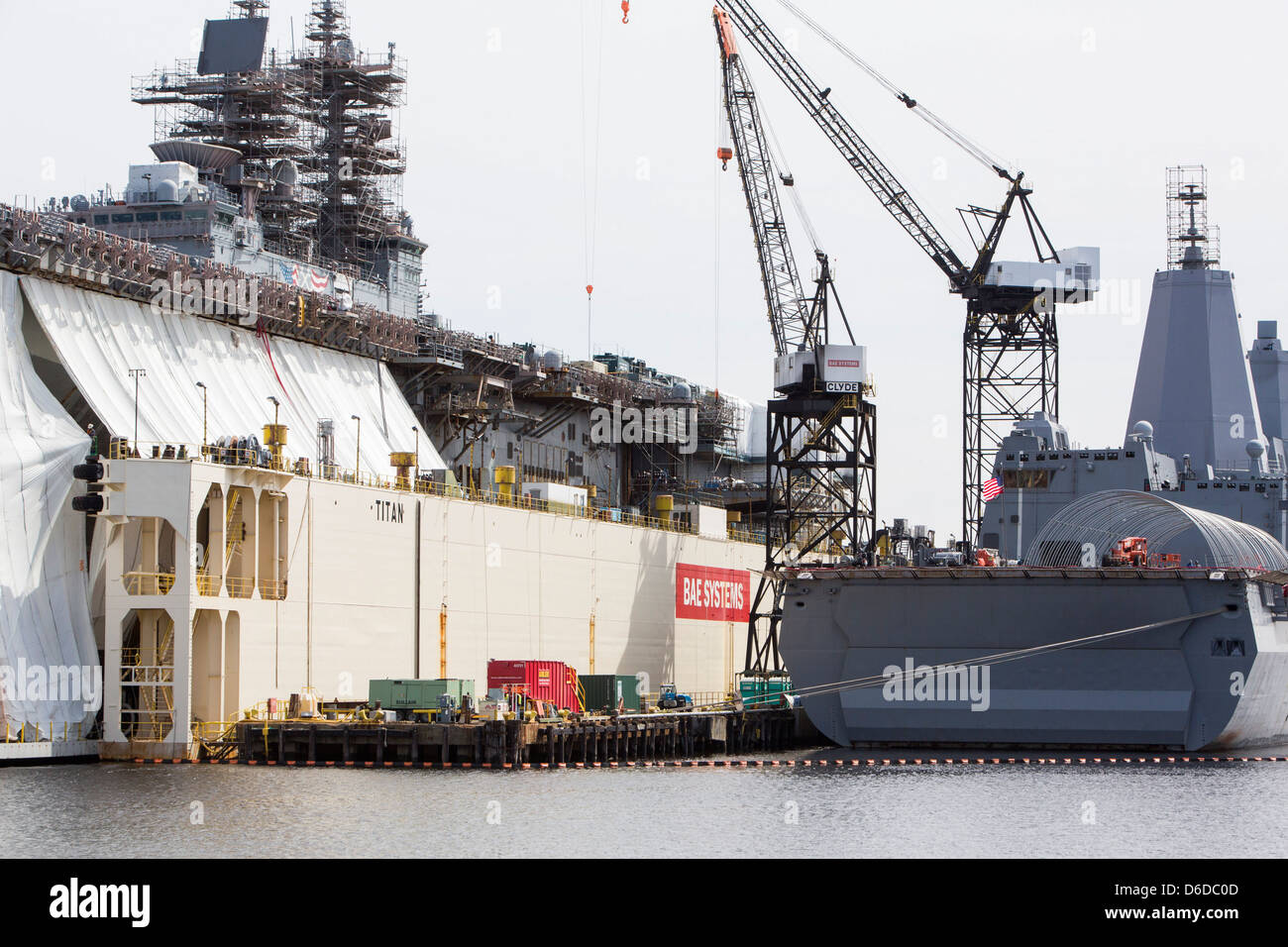 Schiffe der United States Navy unter Reparatur in der BAE Systeme Werft in Norfolk, Virginia Stockfoto