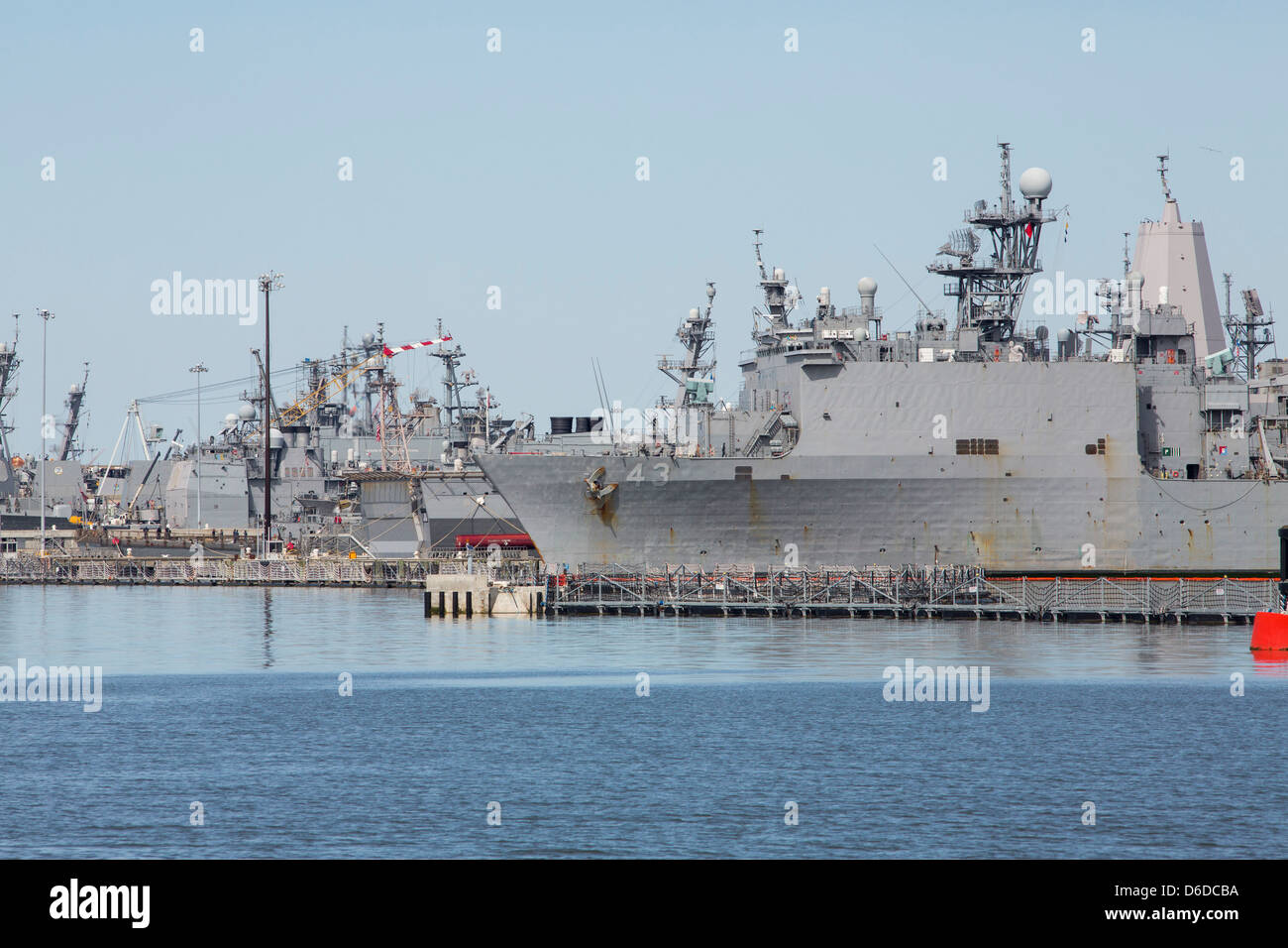 United States Navy Schiffe im Hafen von Naval Station Norfolk. Stockfoto