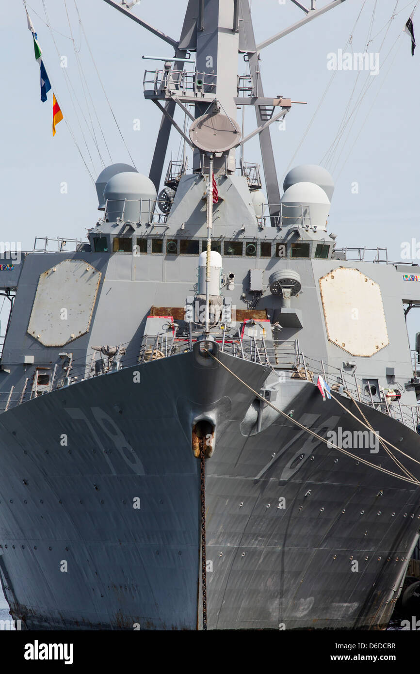 Die USS Porter (DDG-78), ein Zerstörer der Arleigh Burke-Klasse bei Naval Station Norfolk. Stockfoto