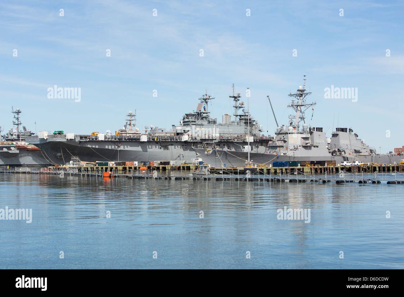 United States Navy Schiffe im Hafen von Naval Station Norfolk. Stockfoto