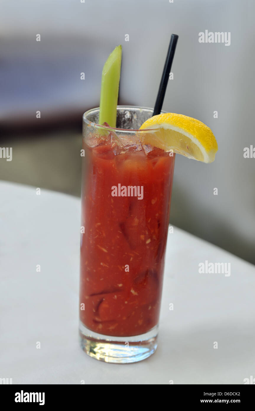 Bloody Mary trinken mit Zitrone und Sellerie Stockfoto