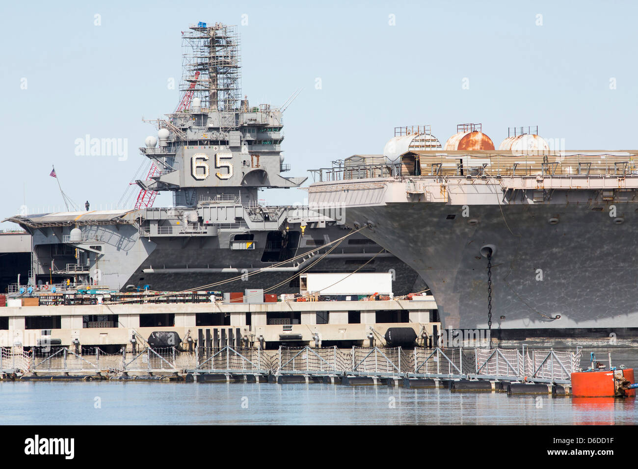 Der Flugzeugträger USS Abraham Lincoln (CVN-72) und USS Enterprise (CVN-65) am Naval Station Norfolk. Stockfoto