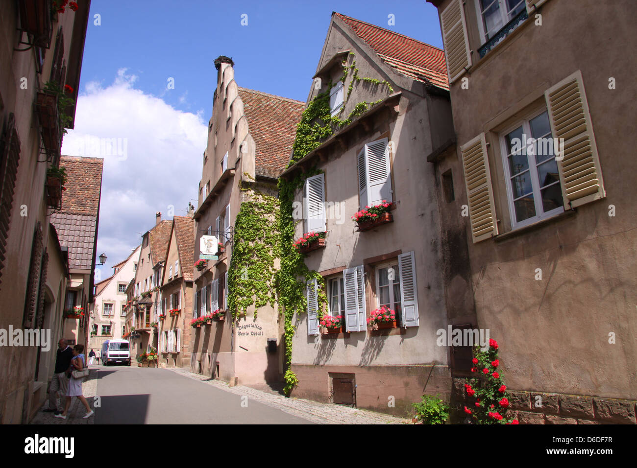 Dorf-Lane mit alten Häusern im Elsass/Frankreich Stockfoto